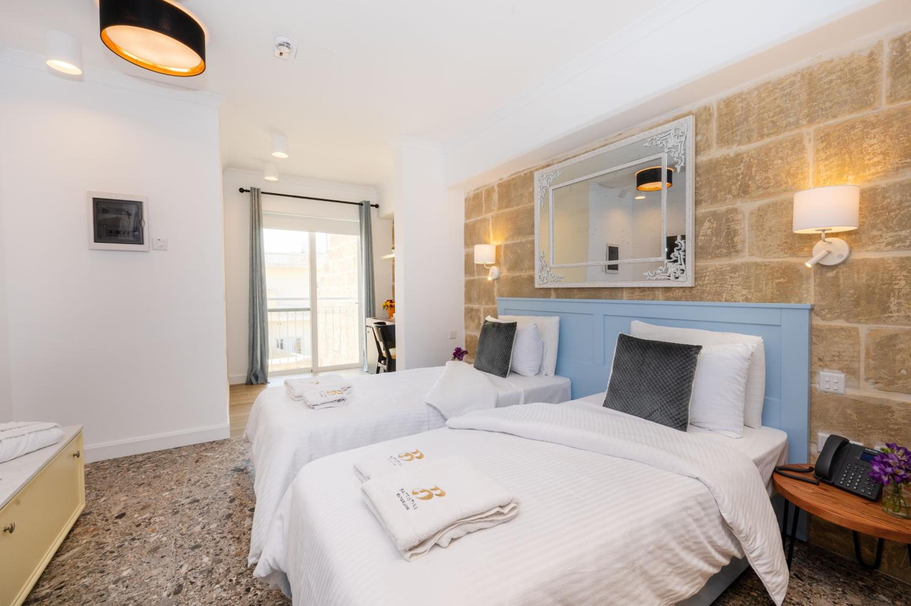 Deluxe Double Room with Shower photo 3