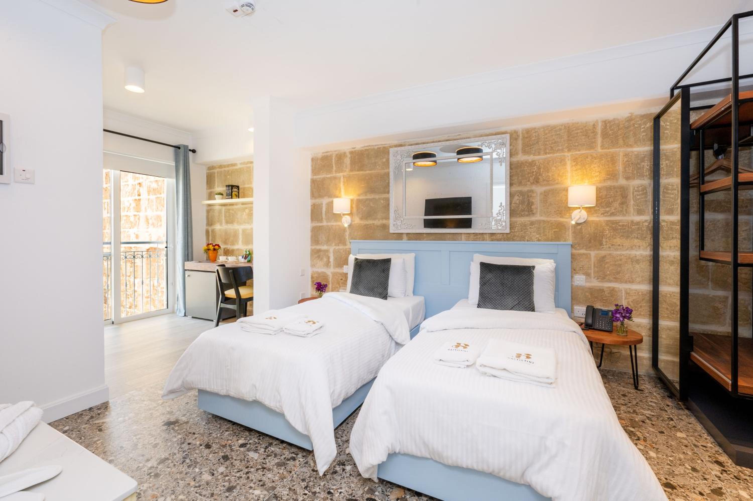 Deluxe Double Room with Shower photo 3