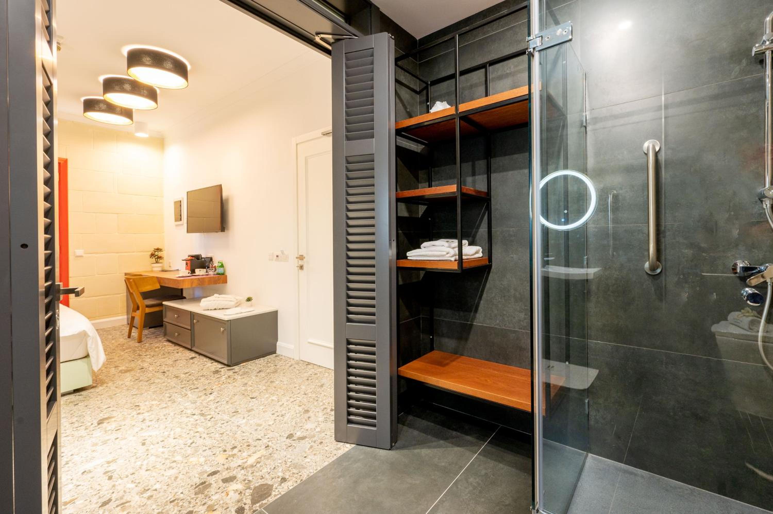Deluxe Double Room with Balcony - Photo 4