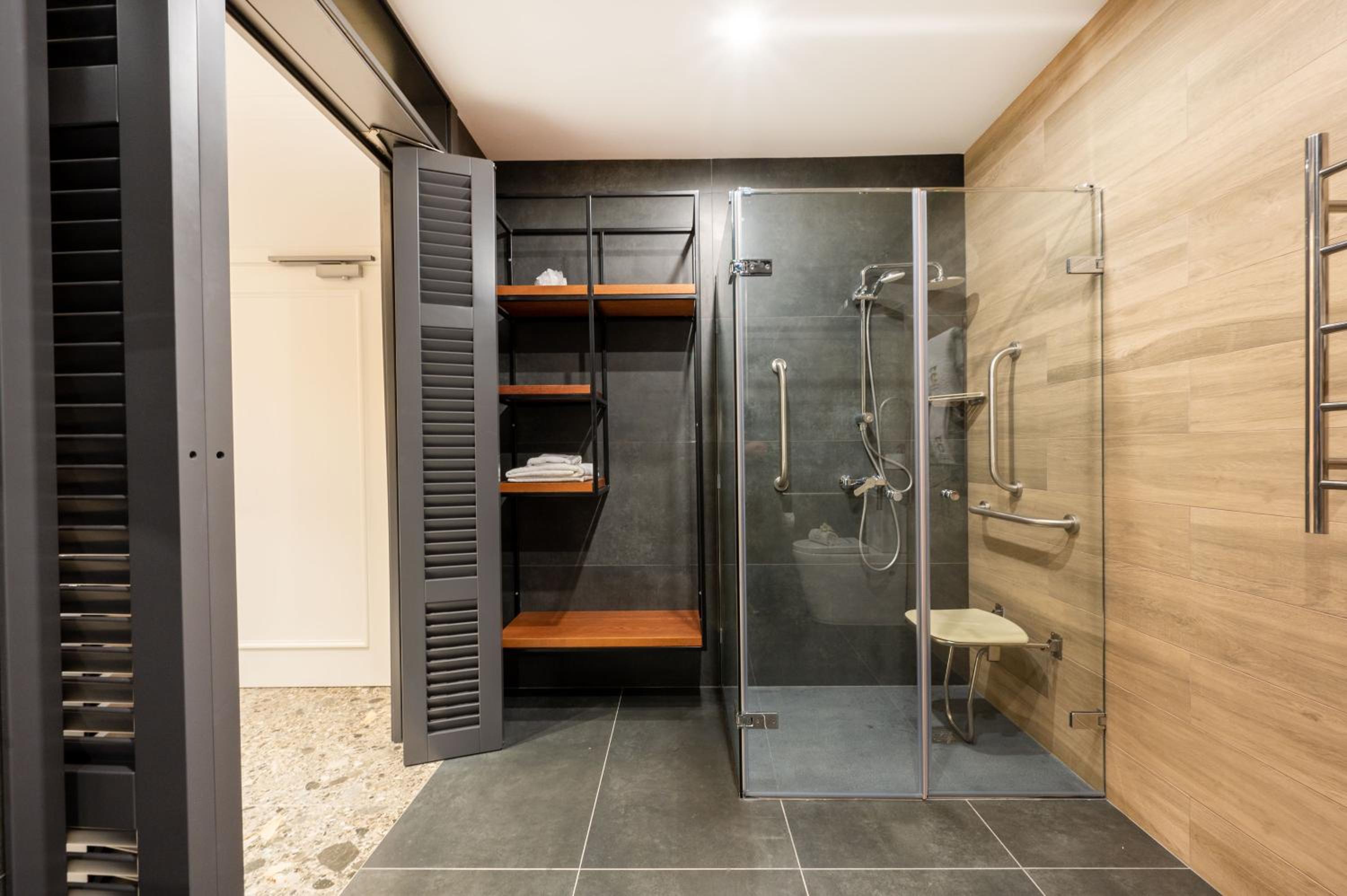 Deluxe Double Room with Balcony - Photo 11