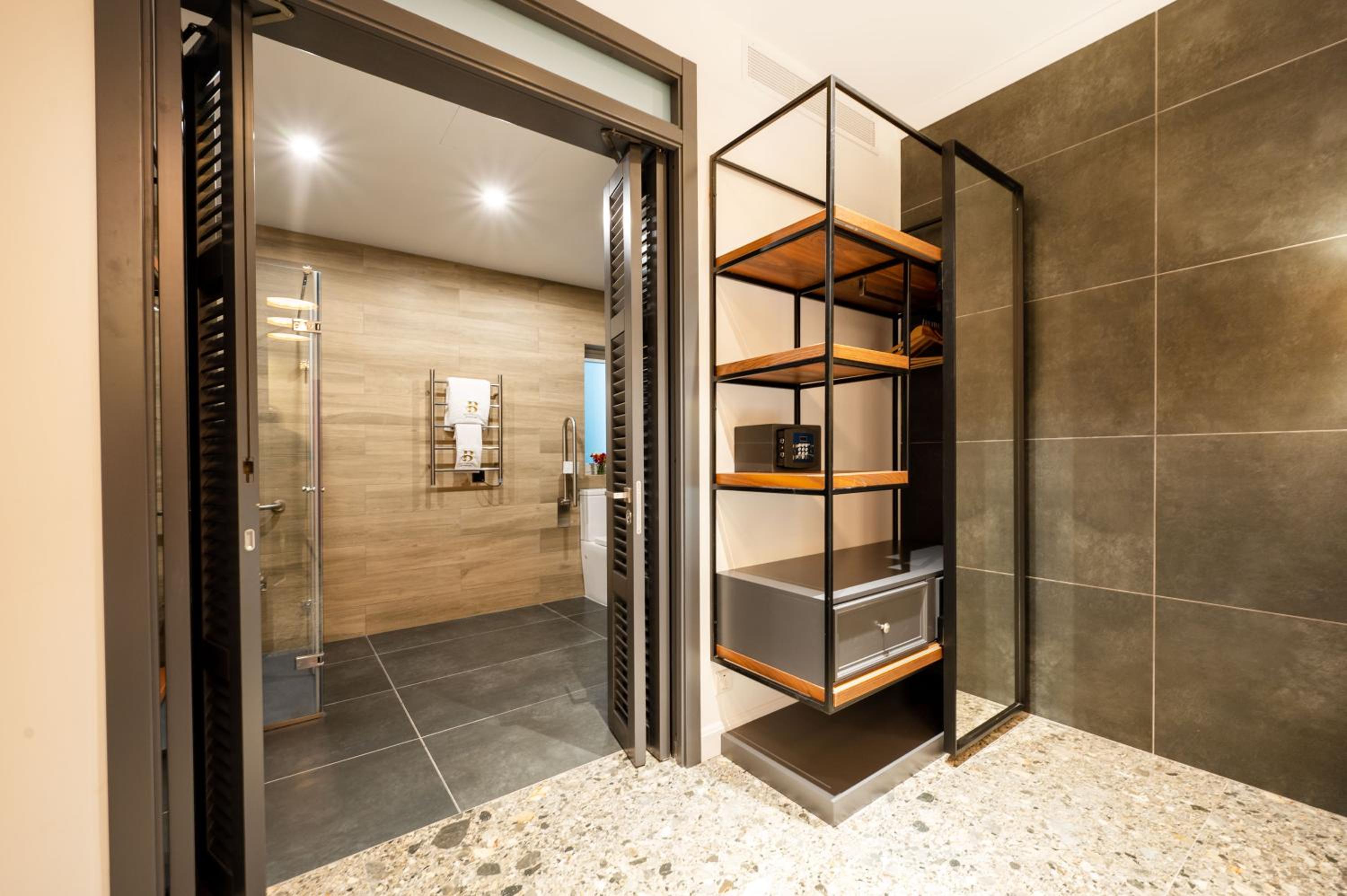 Deluxe Double Room with Balcony - Photo 7