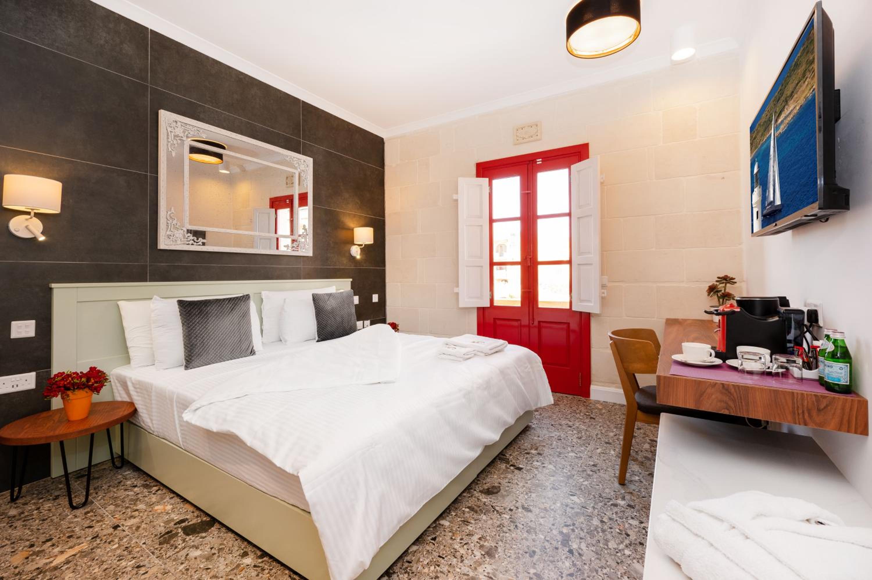 Deluxe Double Room with Balcony - Photo 9