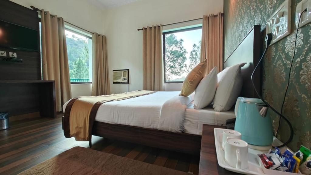 Deluxe Double Room with Balcony - Photo 28