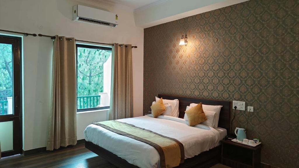 Deluxe Double Room with Balcony - Photo 4