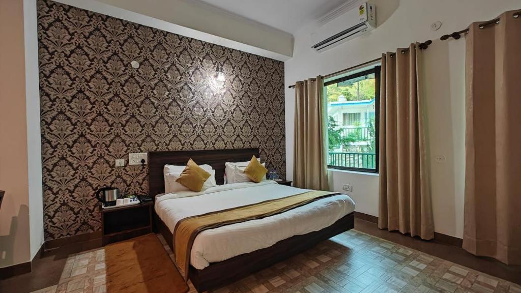 Deluxe Double Room with Balcony - Photo 6