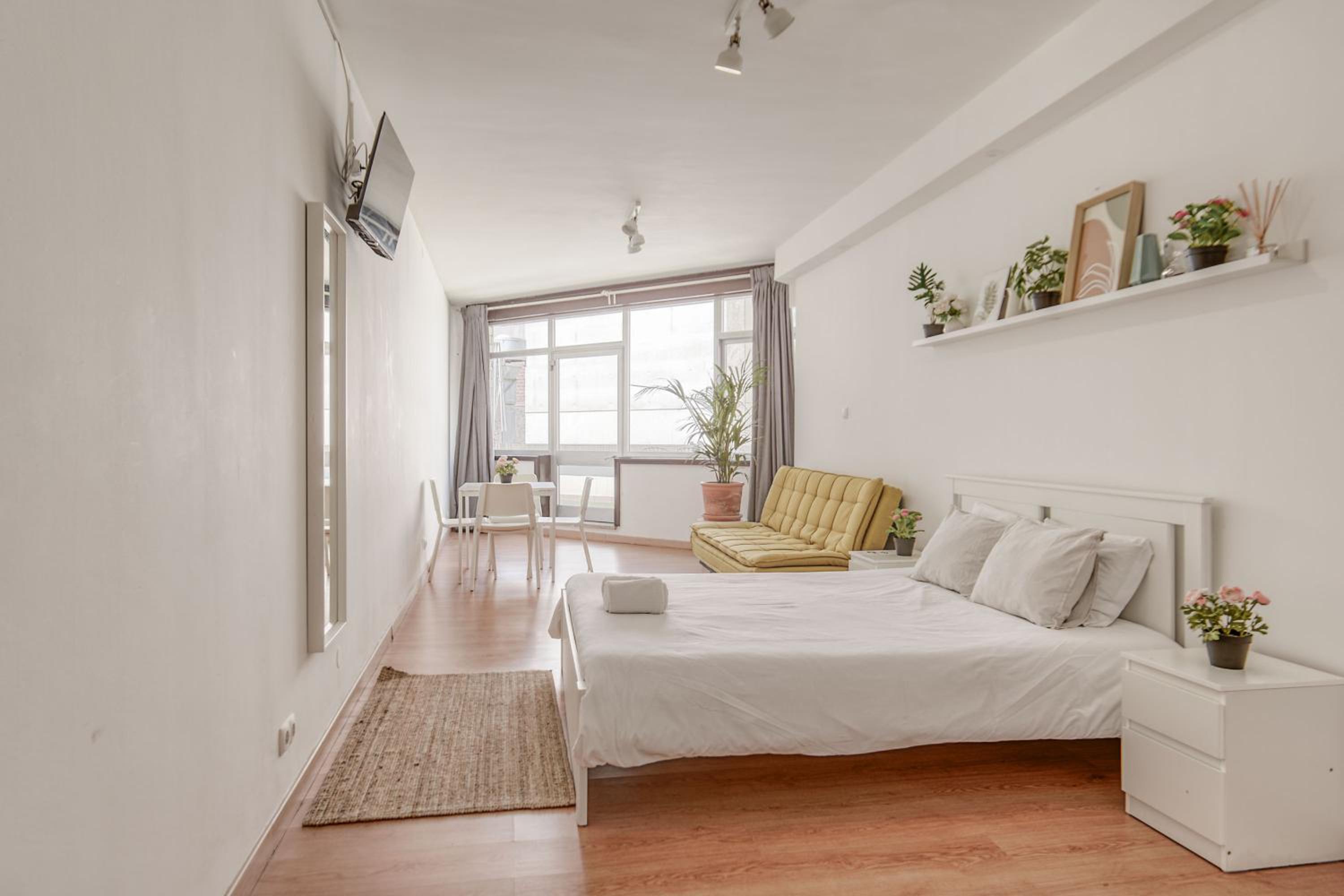 Studio with Balcony - Photo 2