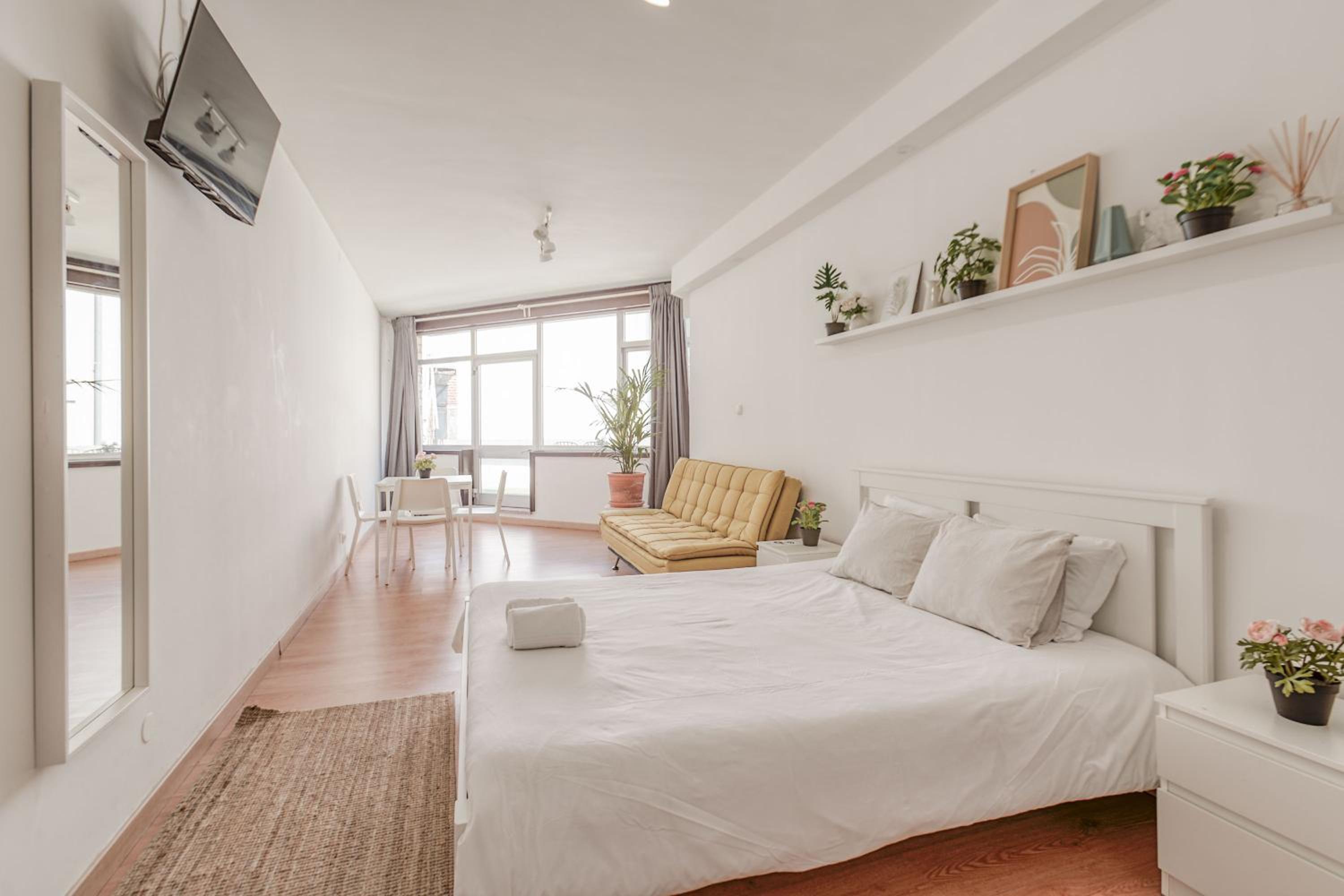 Studio with Balcony - Photo 1