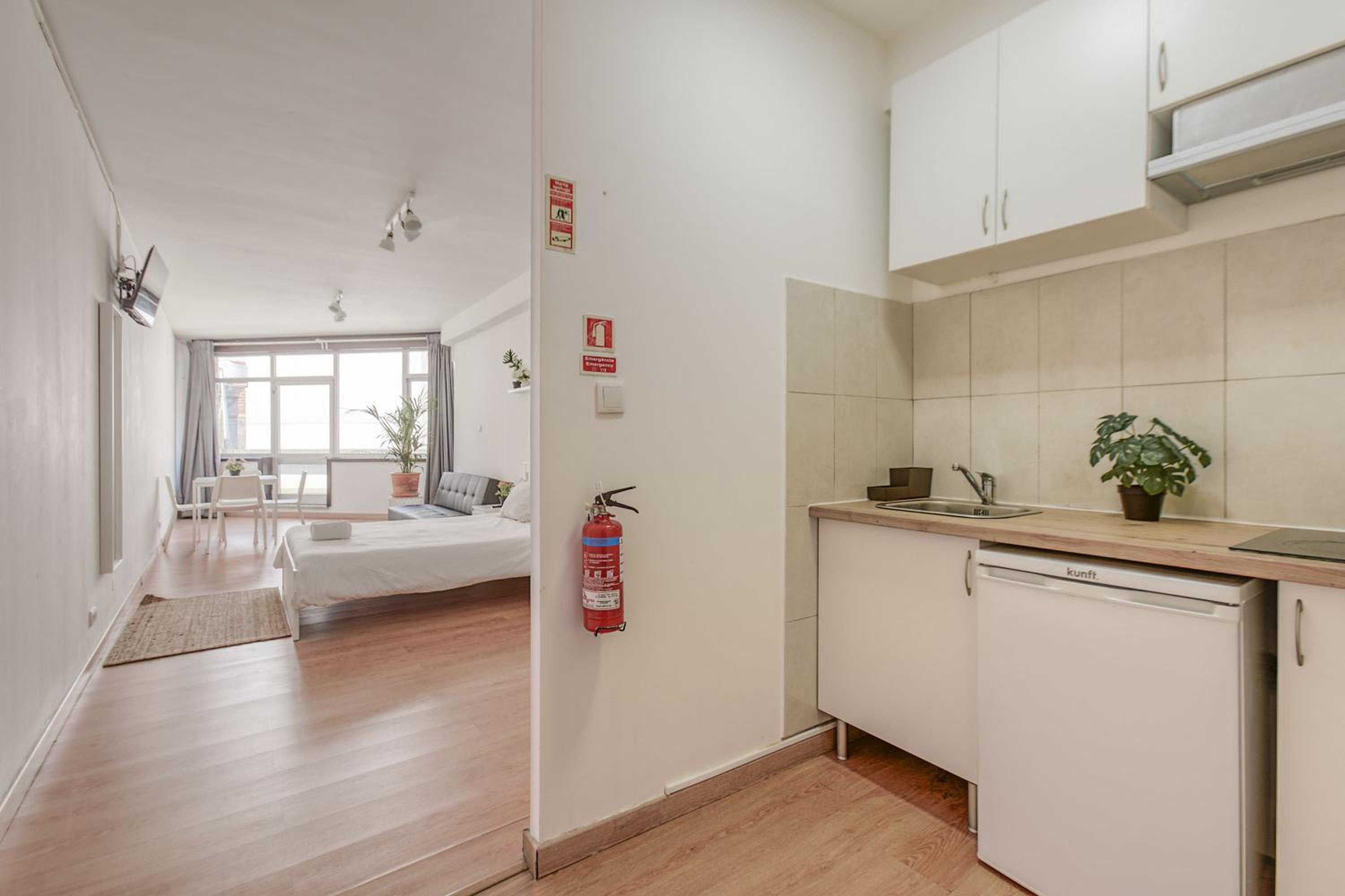 Studio with Balcony - Photo 7