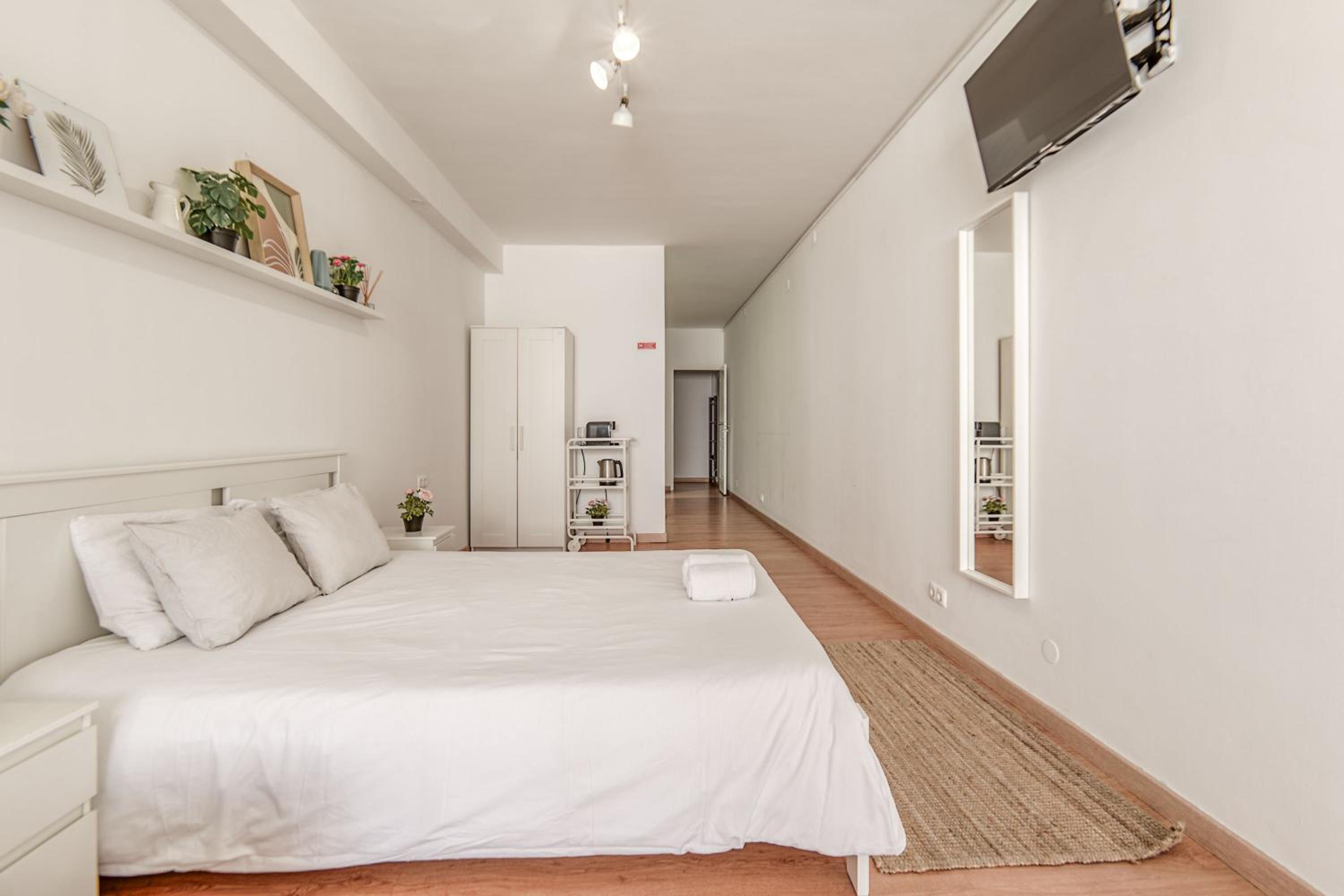 Studio with Balcony - Photo 6