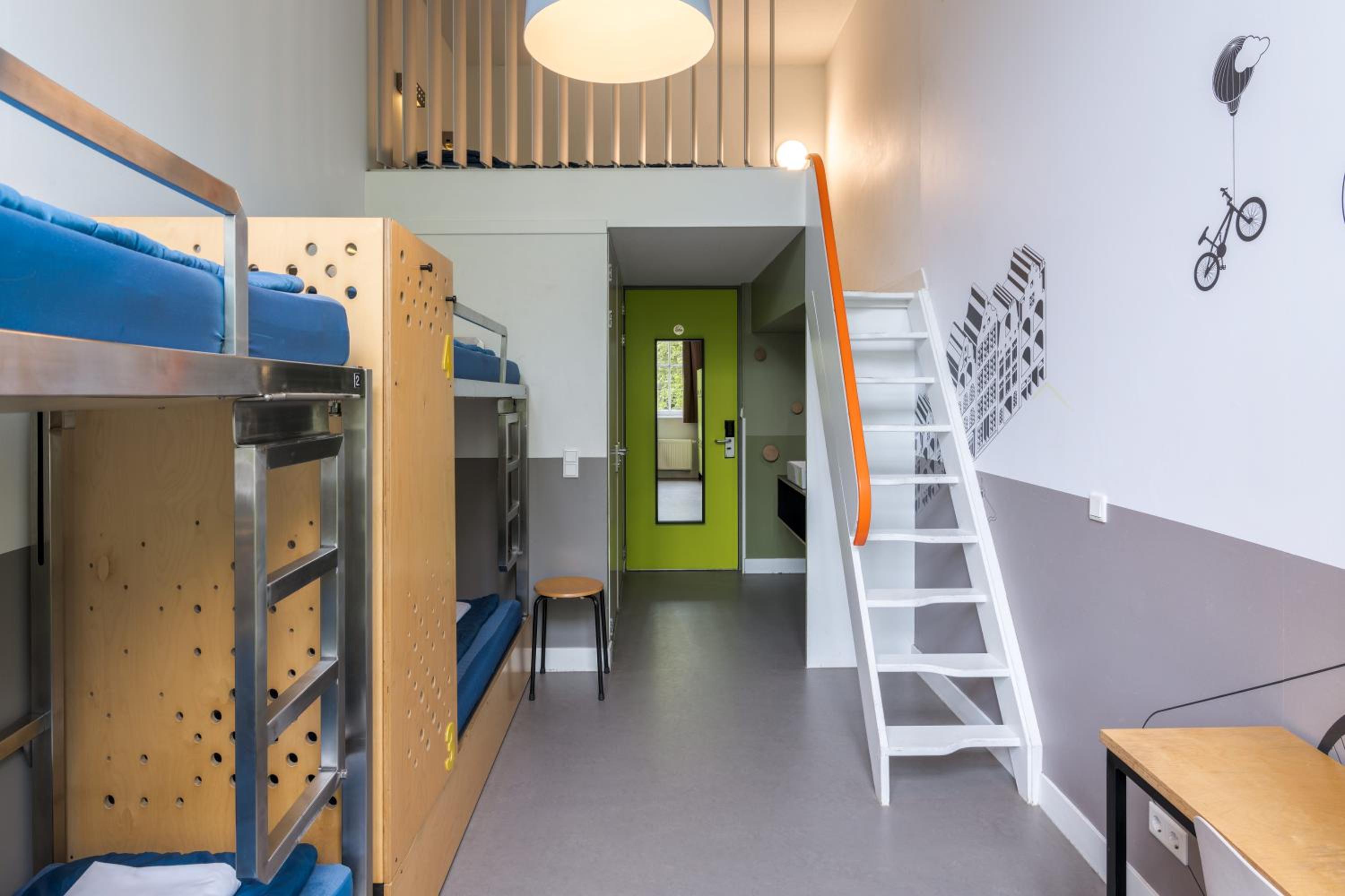 Budget Twin Room with Bunk beds and Private Bathroom photo 2
