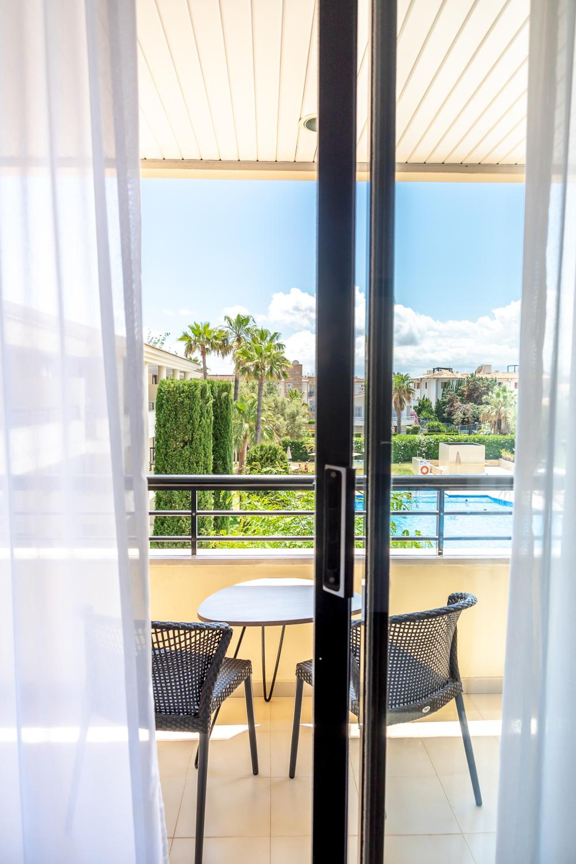 Superior Double or Twin Room with Pool View photo 2