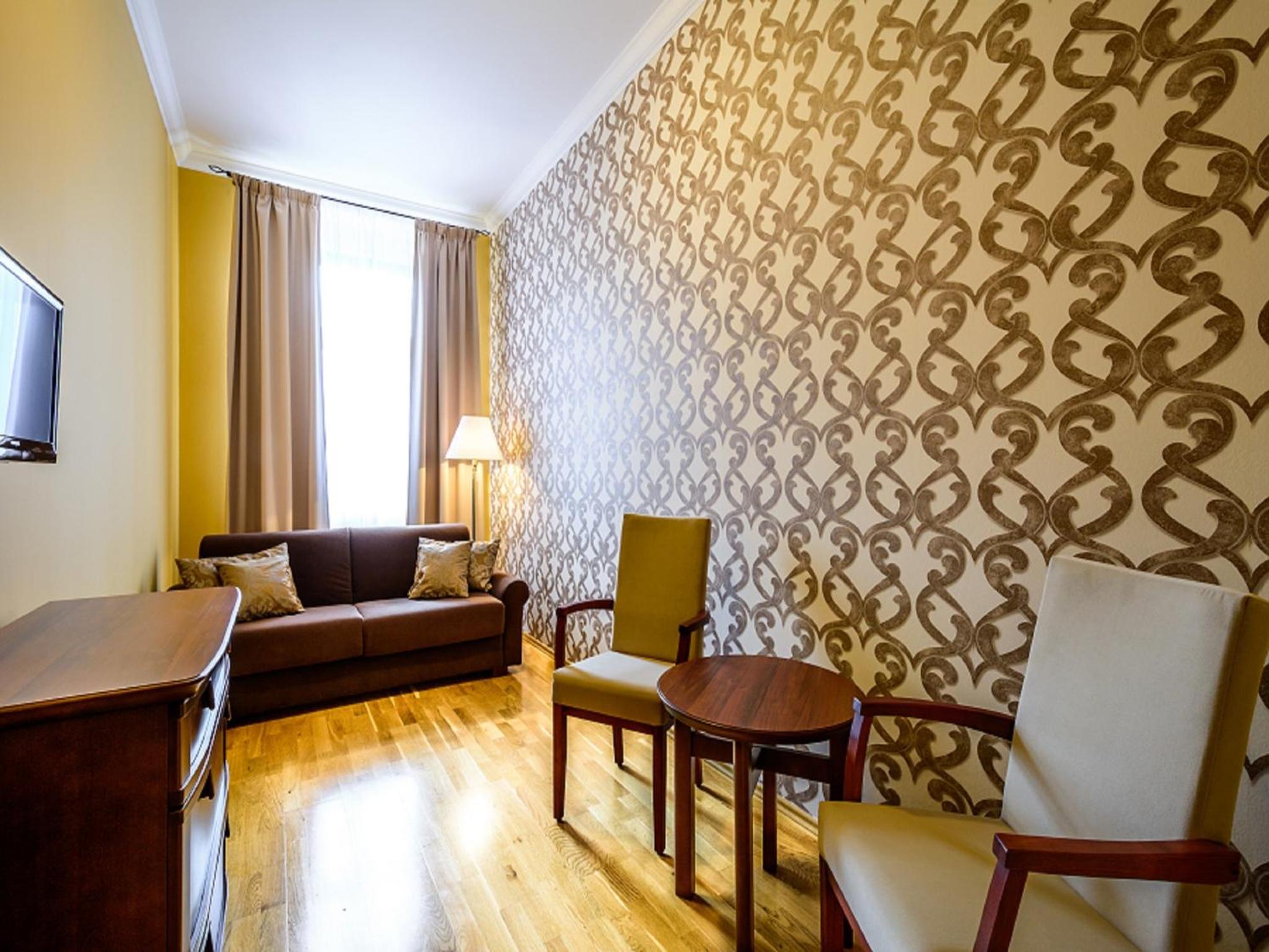 Family Suite with Square View - Photo 2