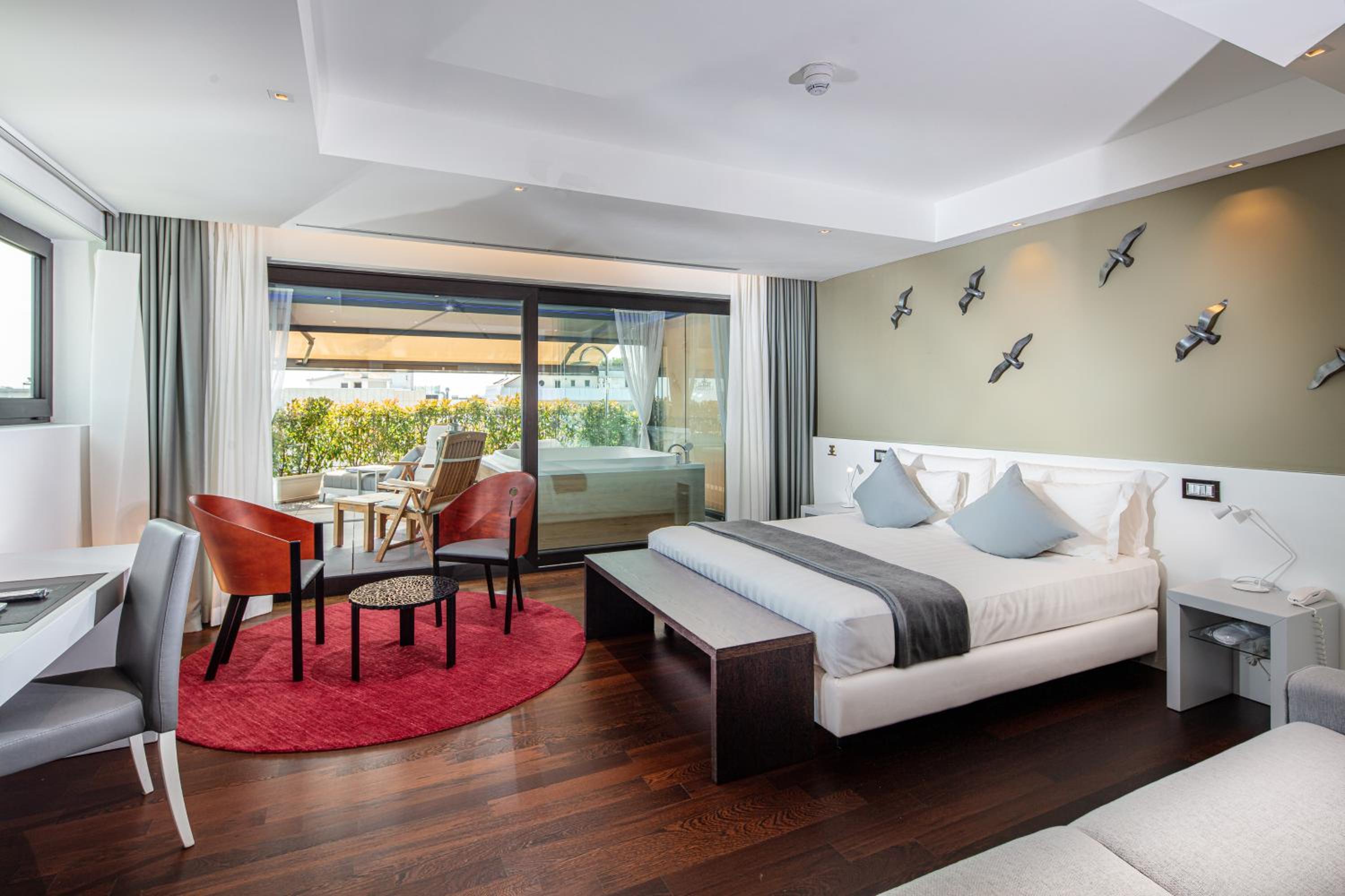 Deluxe Suite with Spa Bath photo 1