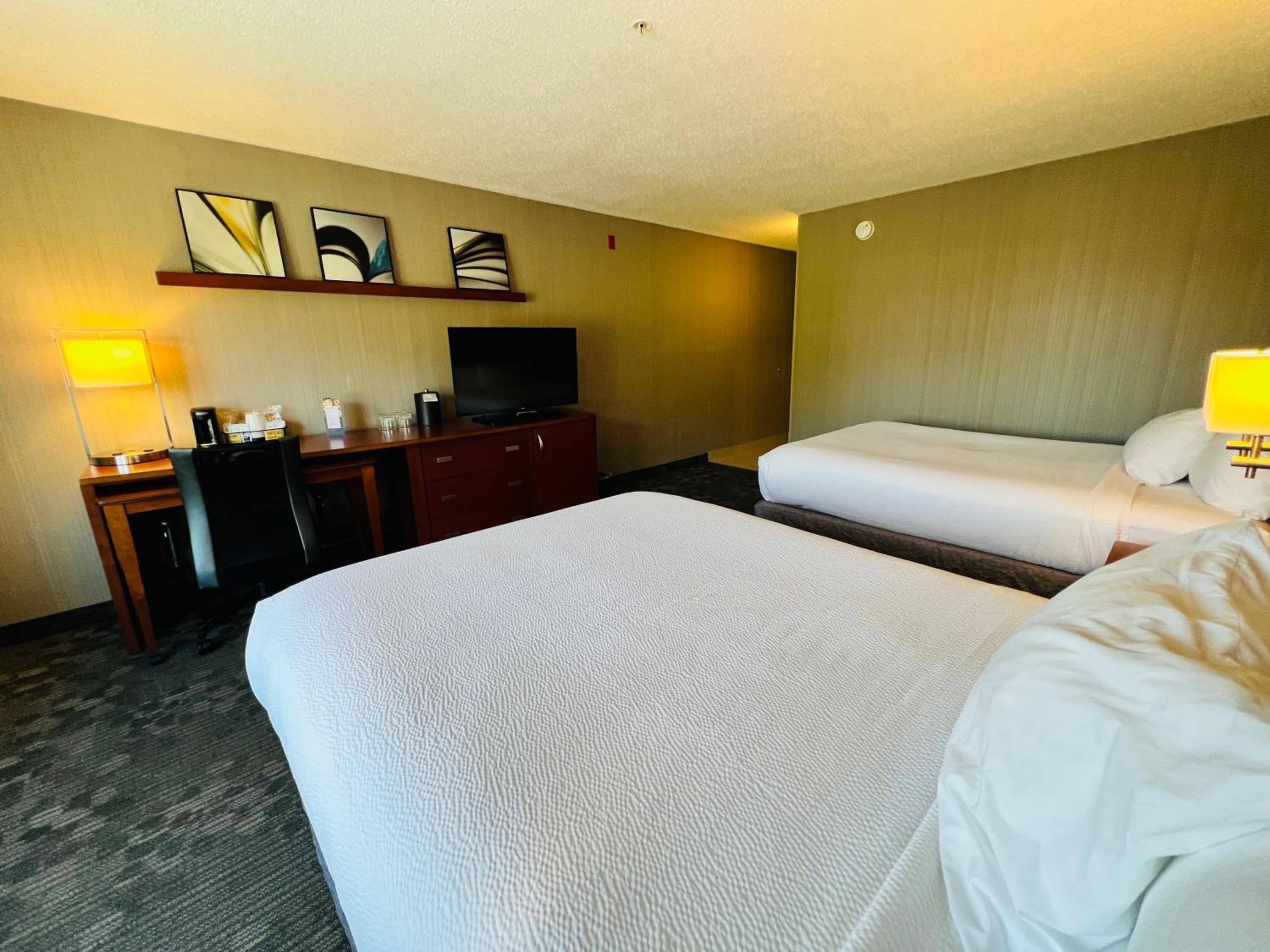 Queen Room with Two Queen Beds - Photo 2