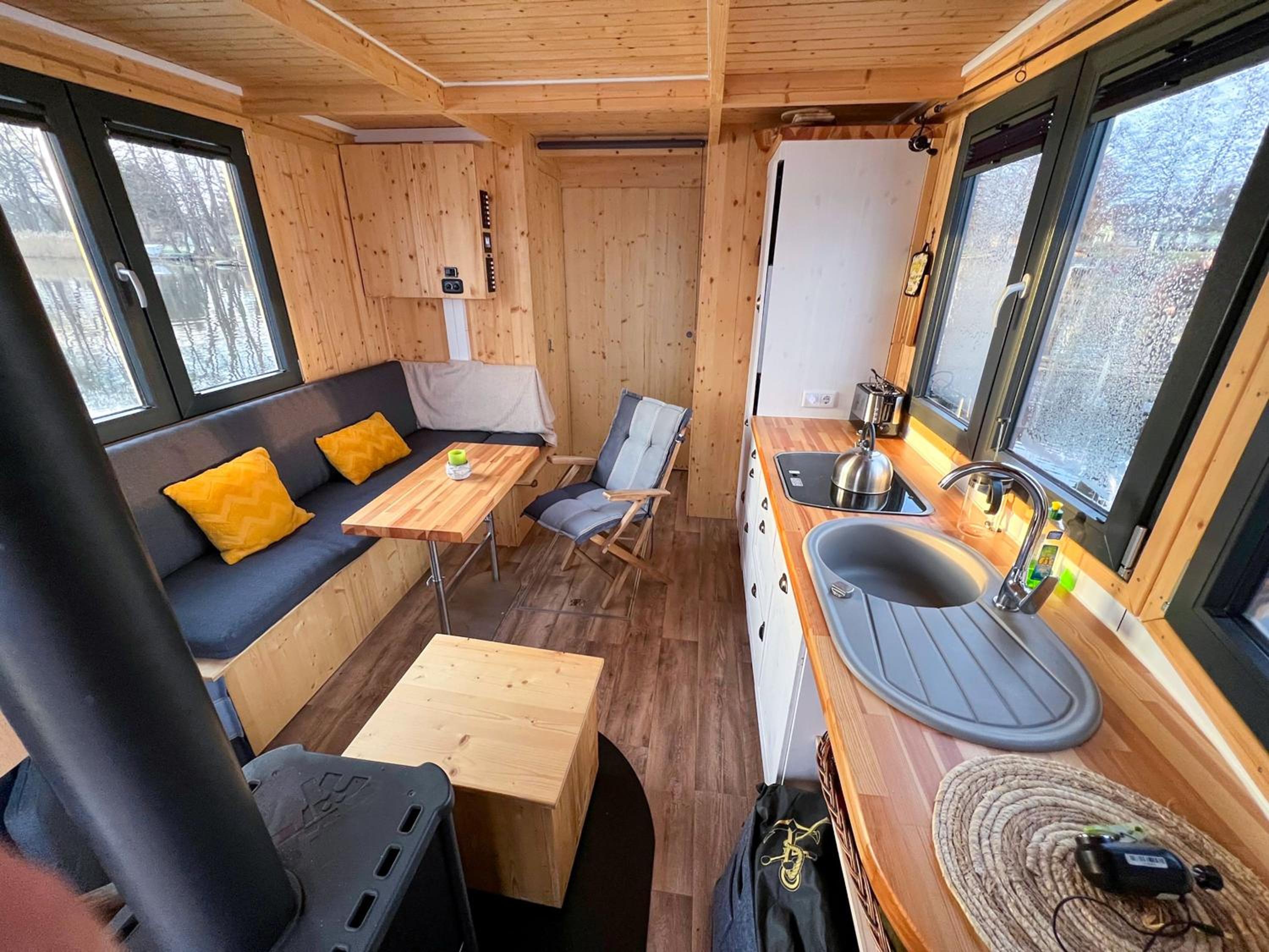 One-Bedroom Houseboat photo 1