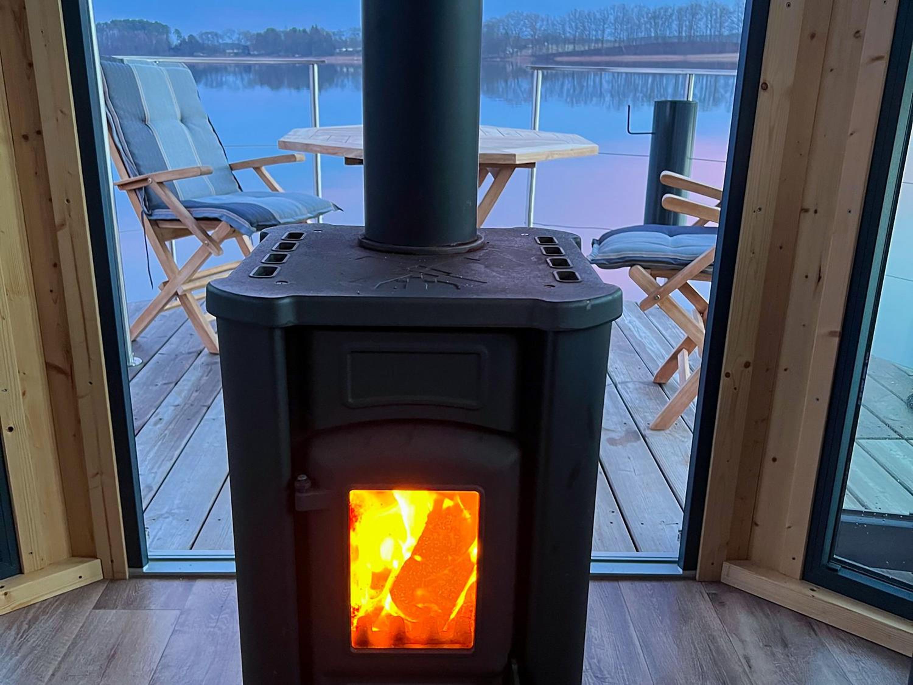One-Bedroom Houseboat photo 2