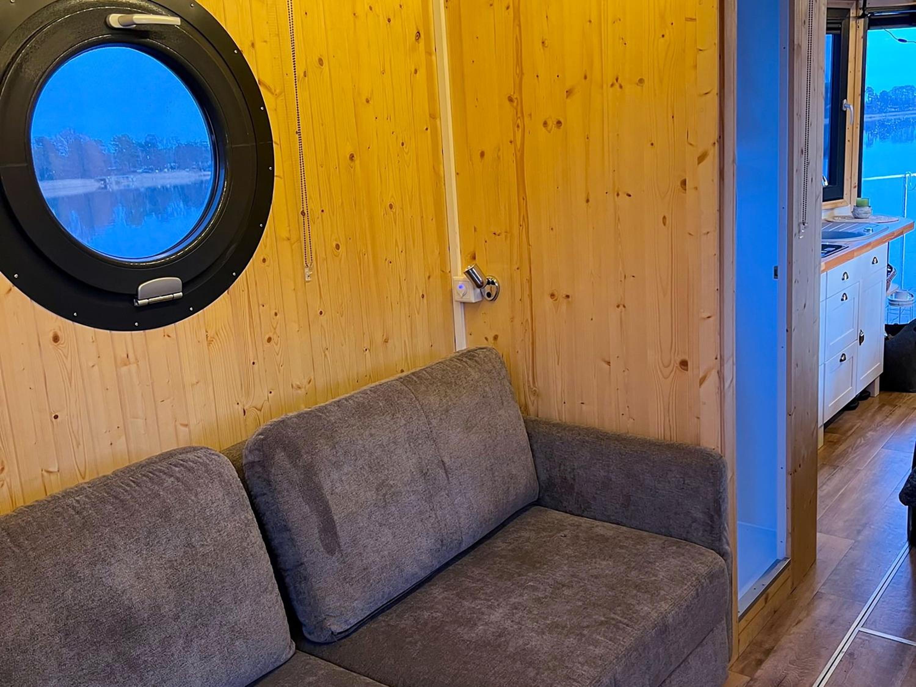 One-Bedroom Houseboat photo 3