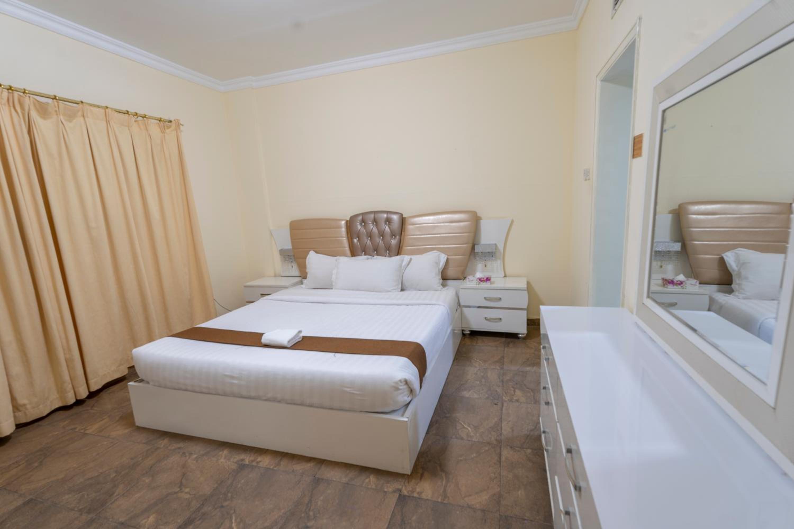 One-Bedroom Apartment - Photo 4