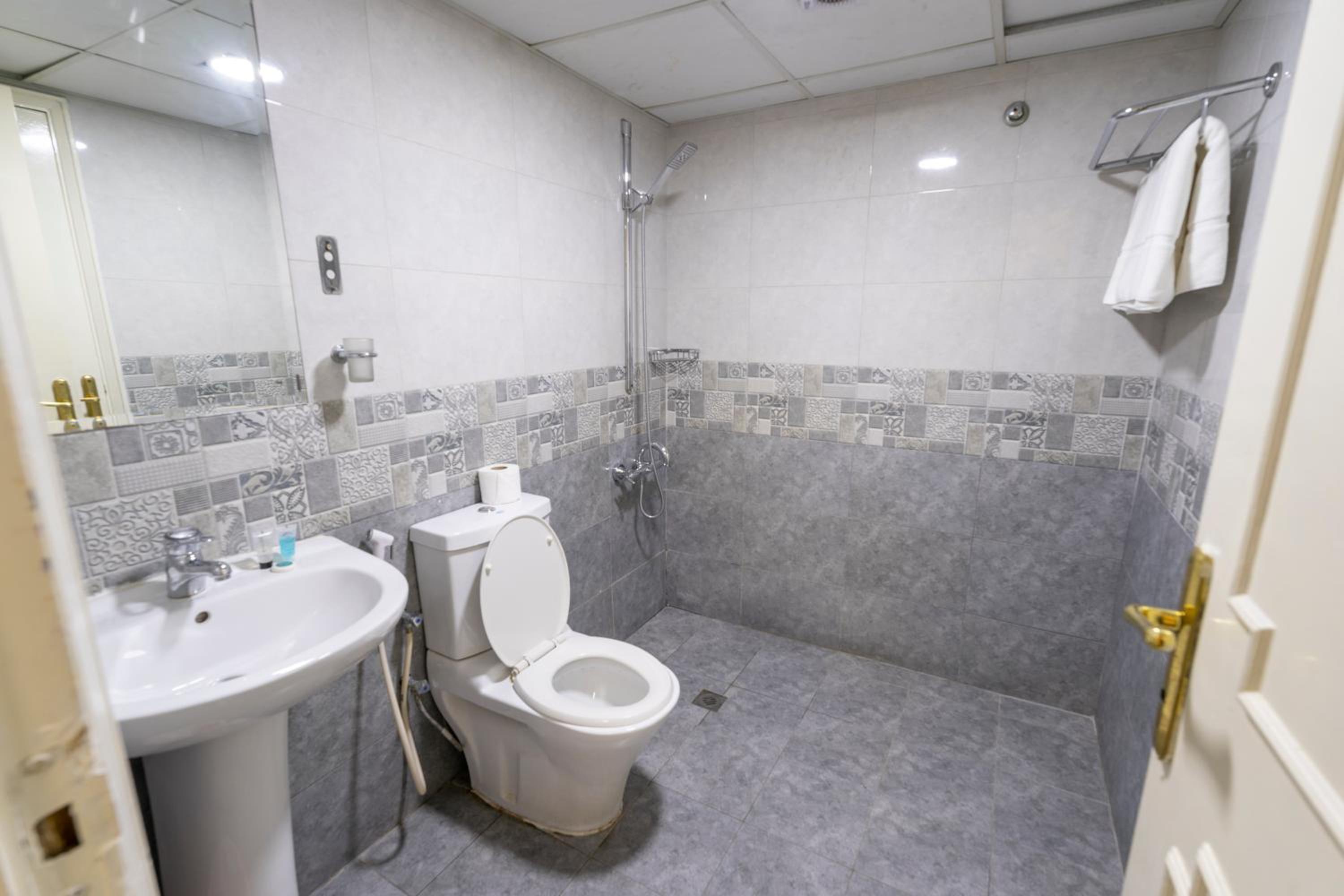 One-Bedroom Apartment - Photo 3