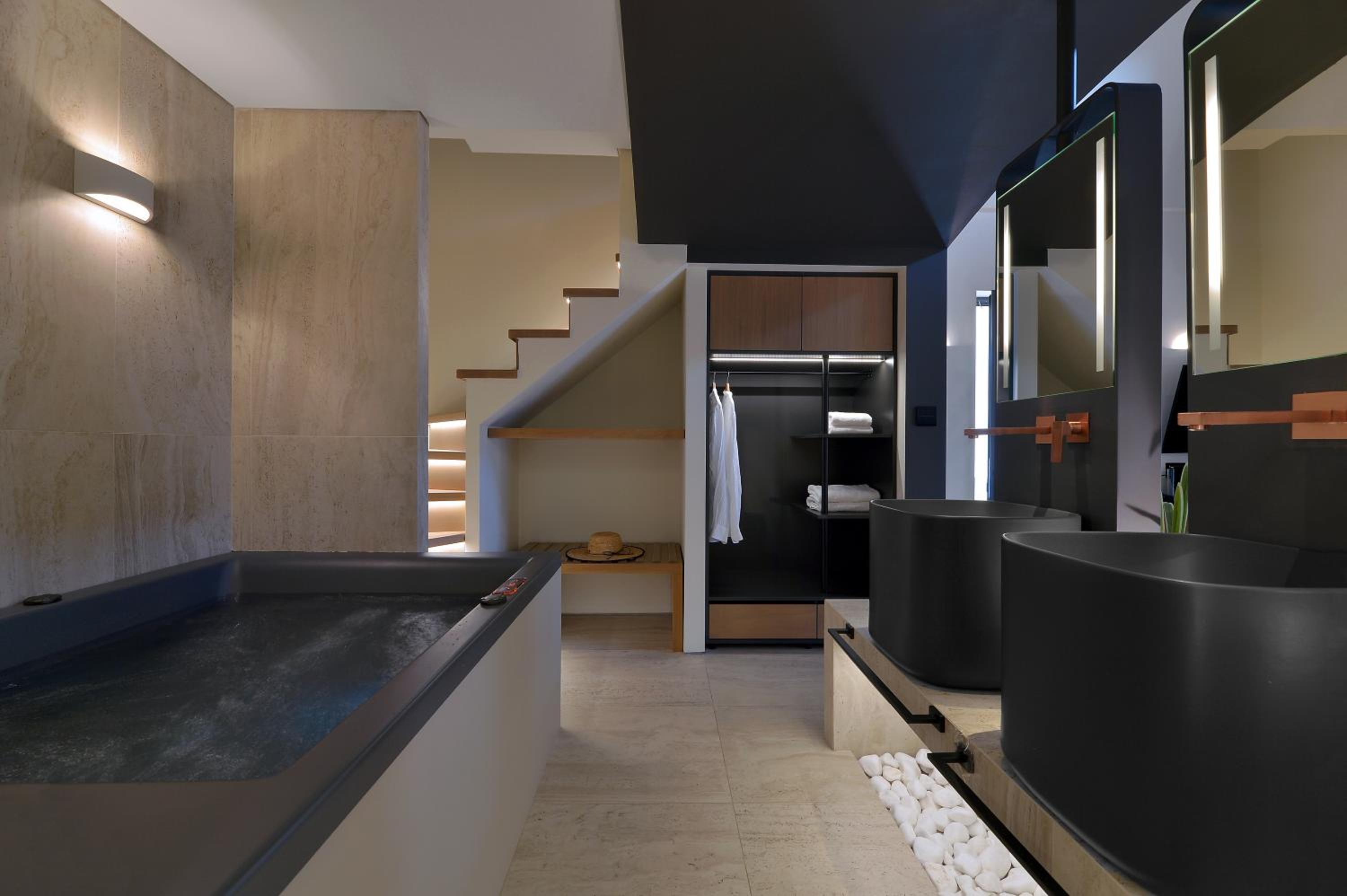 Grand Suite with Hot Tub - Photo 11