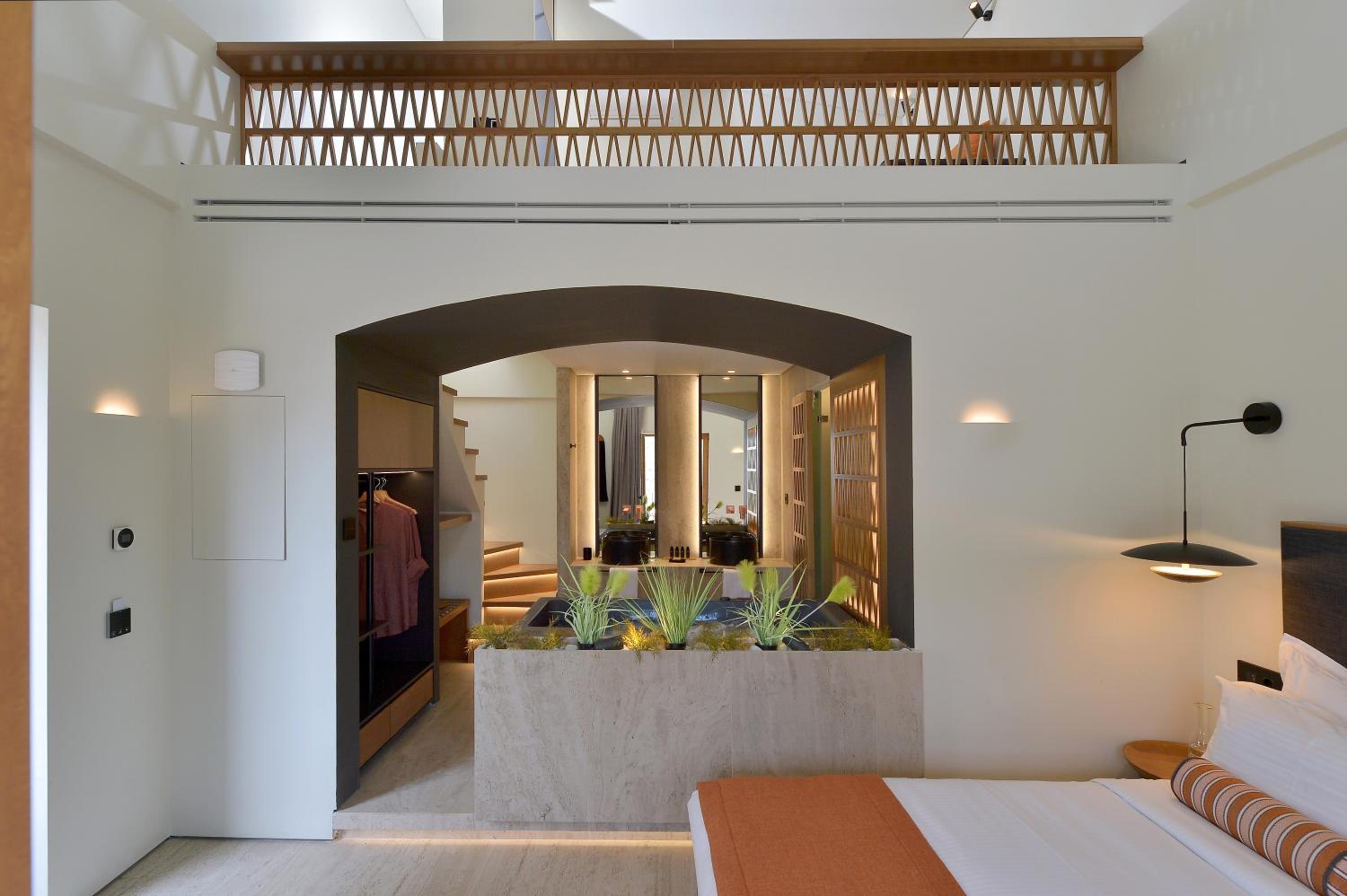 Grand Suite with Hot Tub - Photo 8