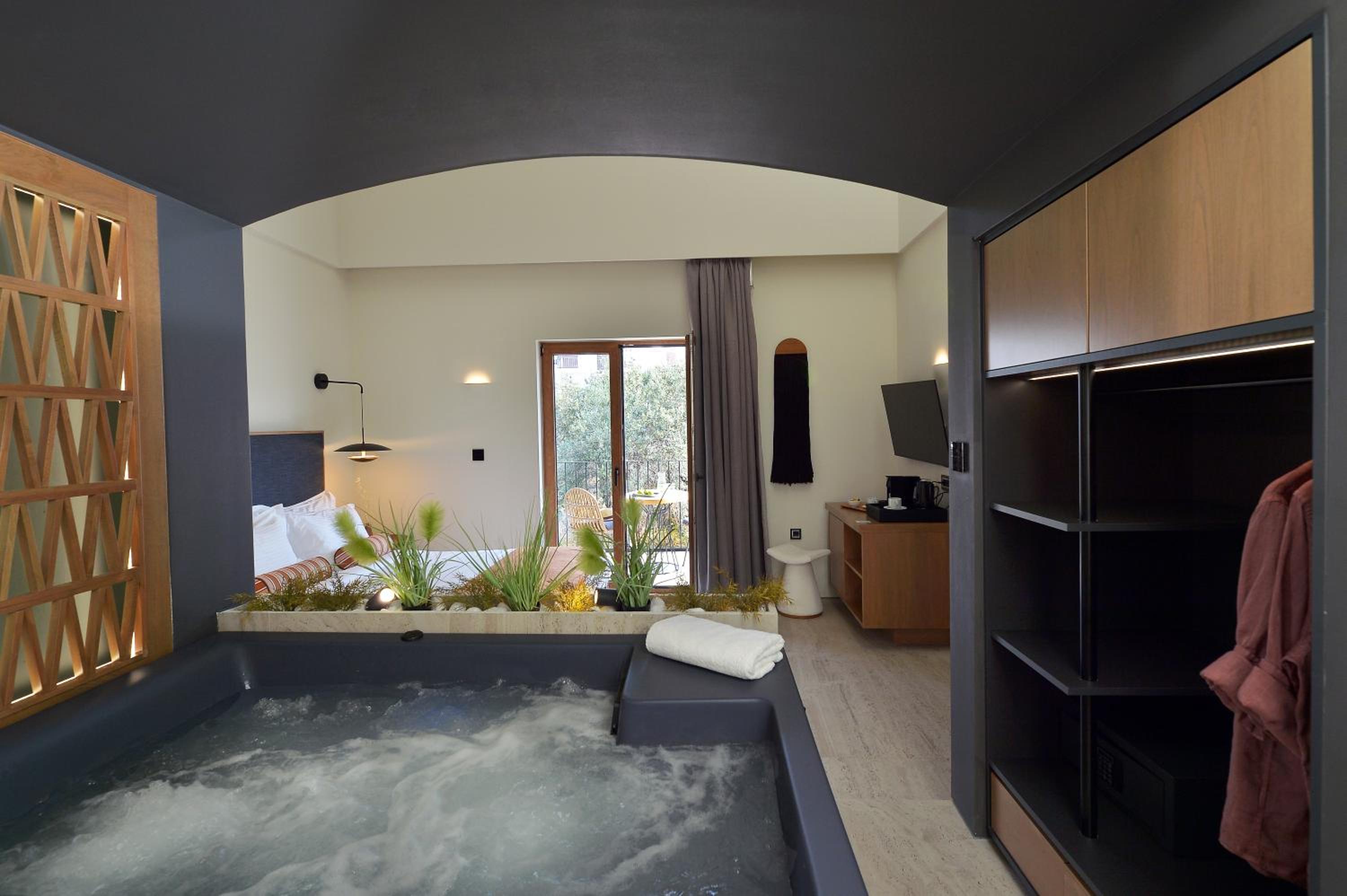 Grand Suite with Hot Tub - Photo 7