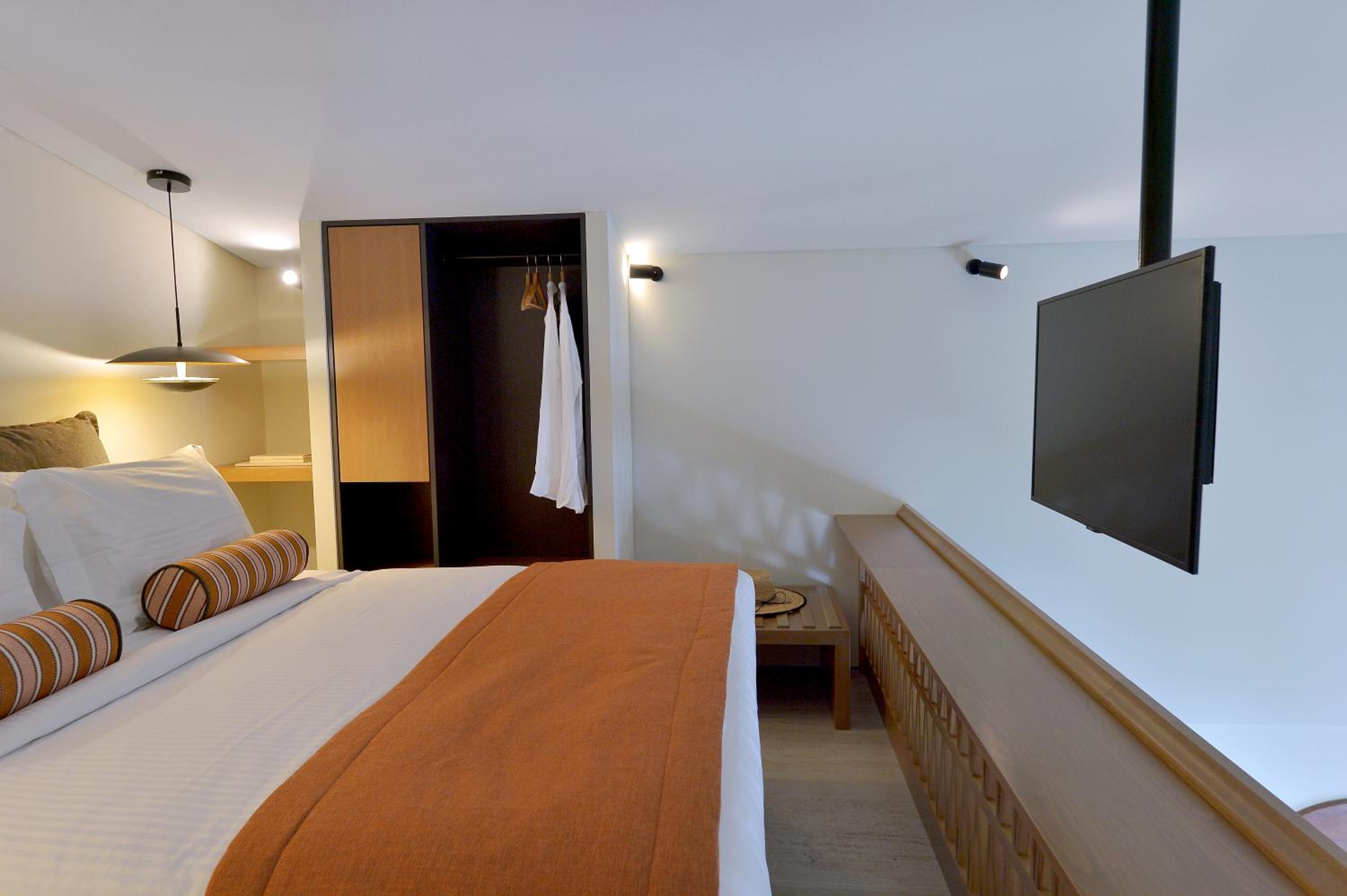 Grand Suite with Hot Tub - Photo 10