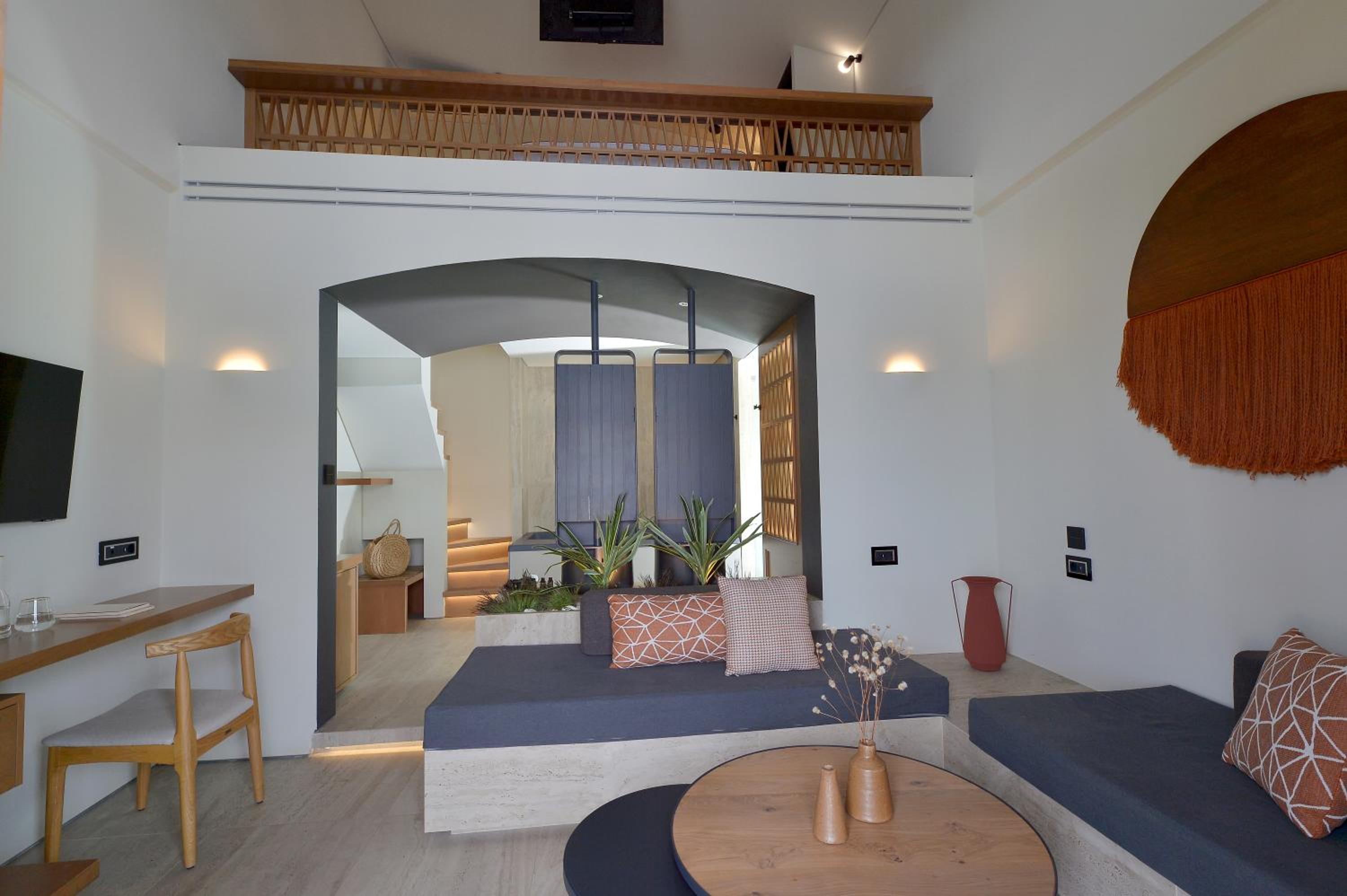 Grand Suite with Hot Tub - Photo 5