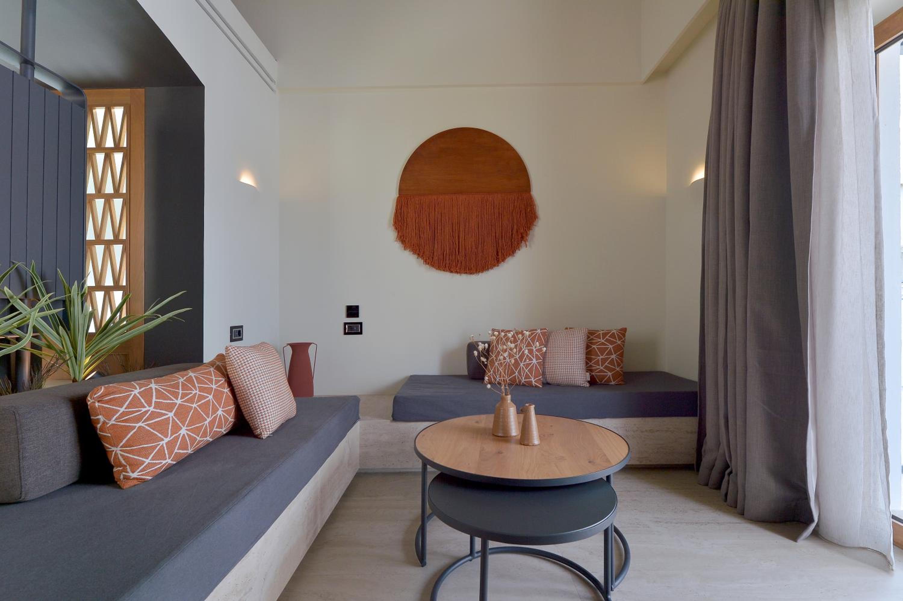 Grand Suite with Hot Tub - Photo 12