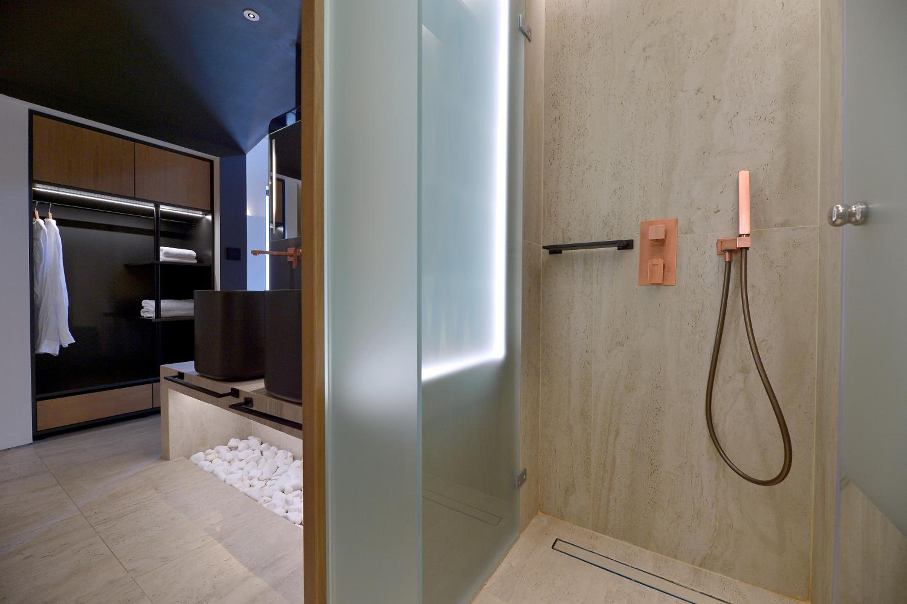 Grand Suite with Hot Tub - Photo 16