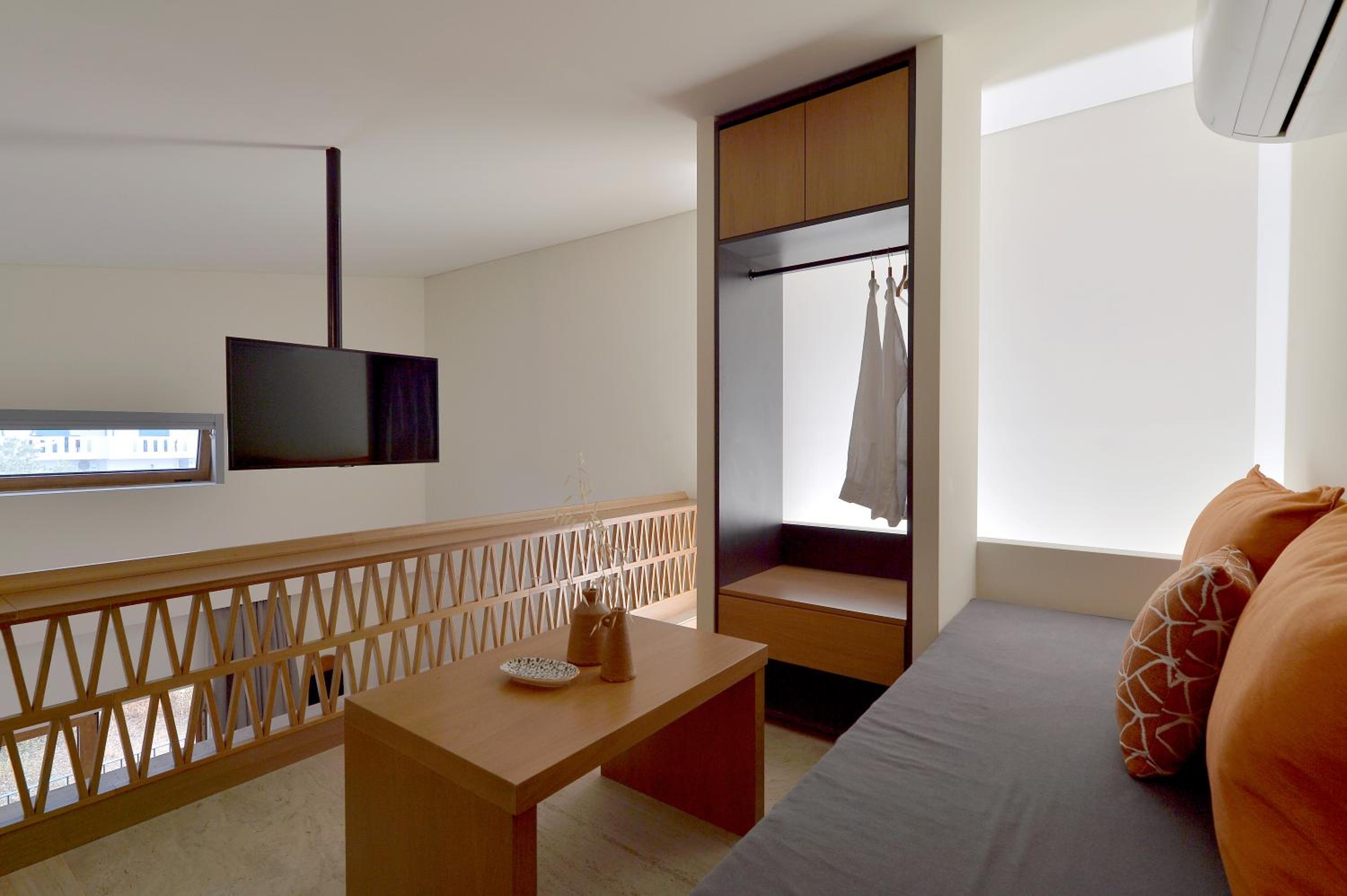 Grand Suite with Hot Tub - Photo 9