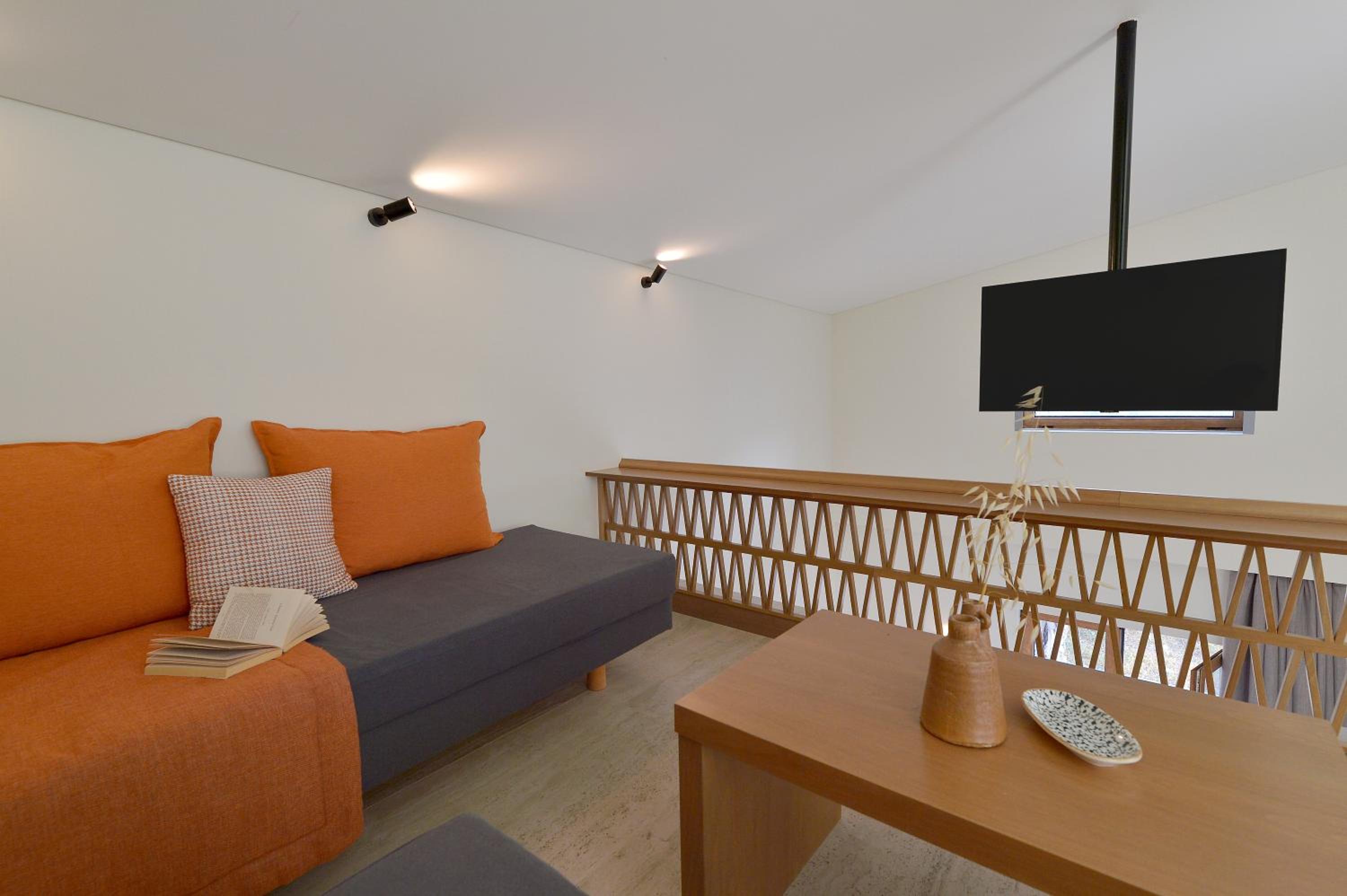 Grand Suite with Hot Tub - Photo 4