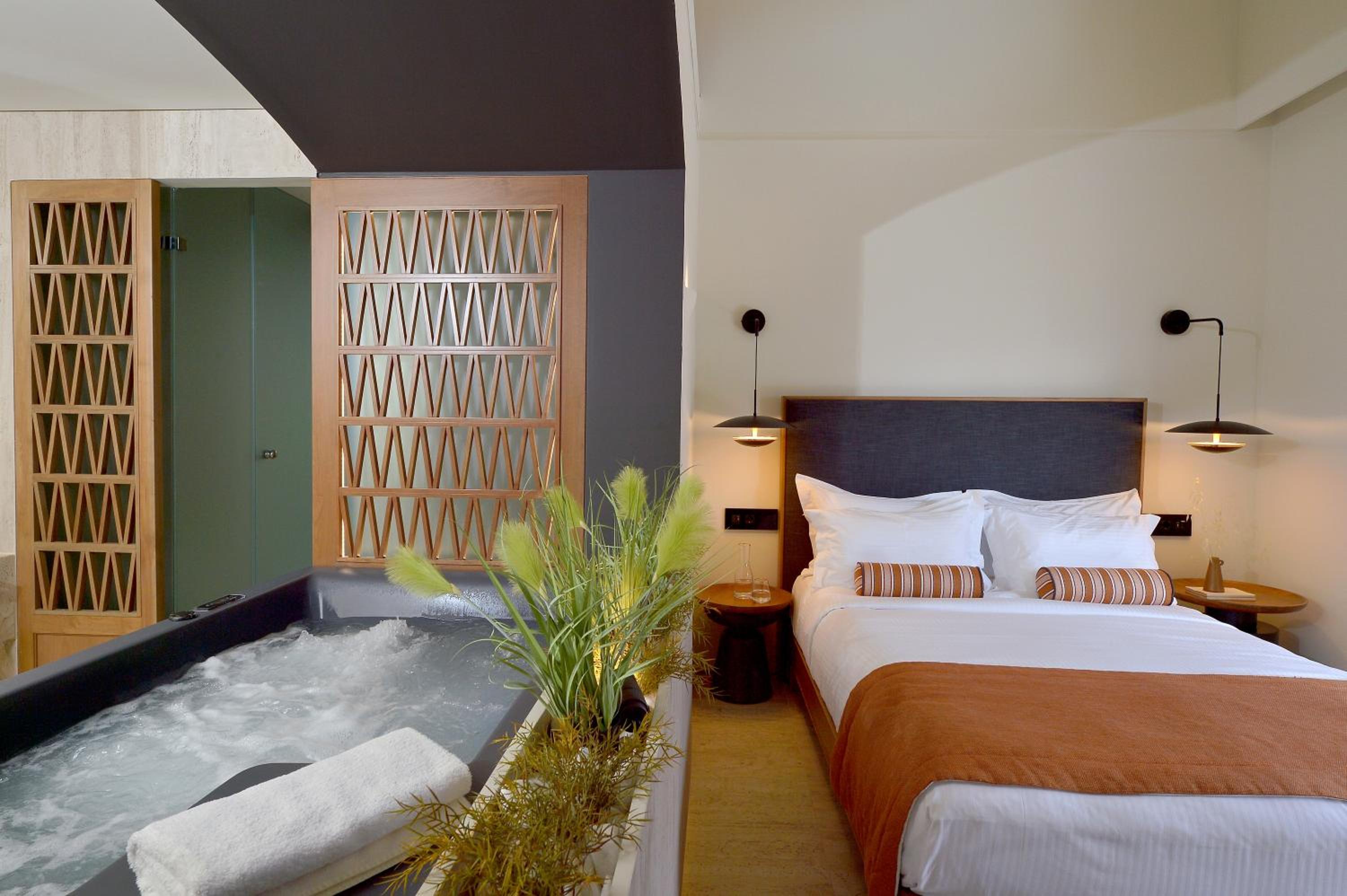 Grand Suite with Hot Tub - Photo 6