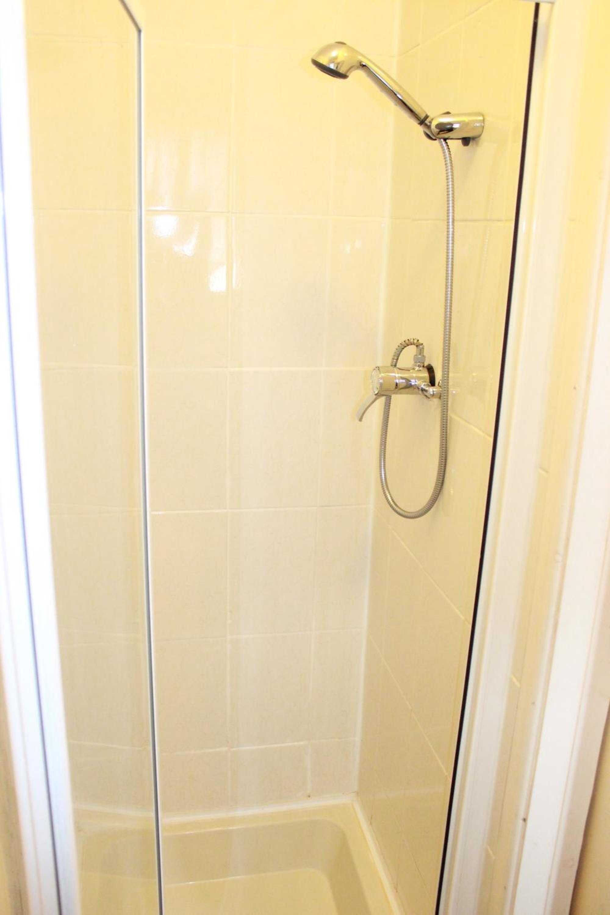 Standard Twin Room - Photo 4