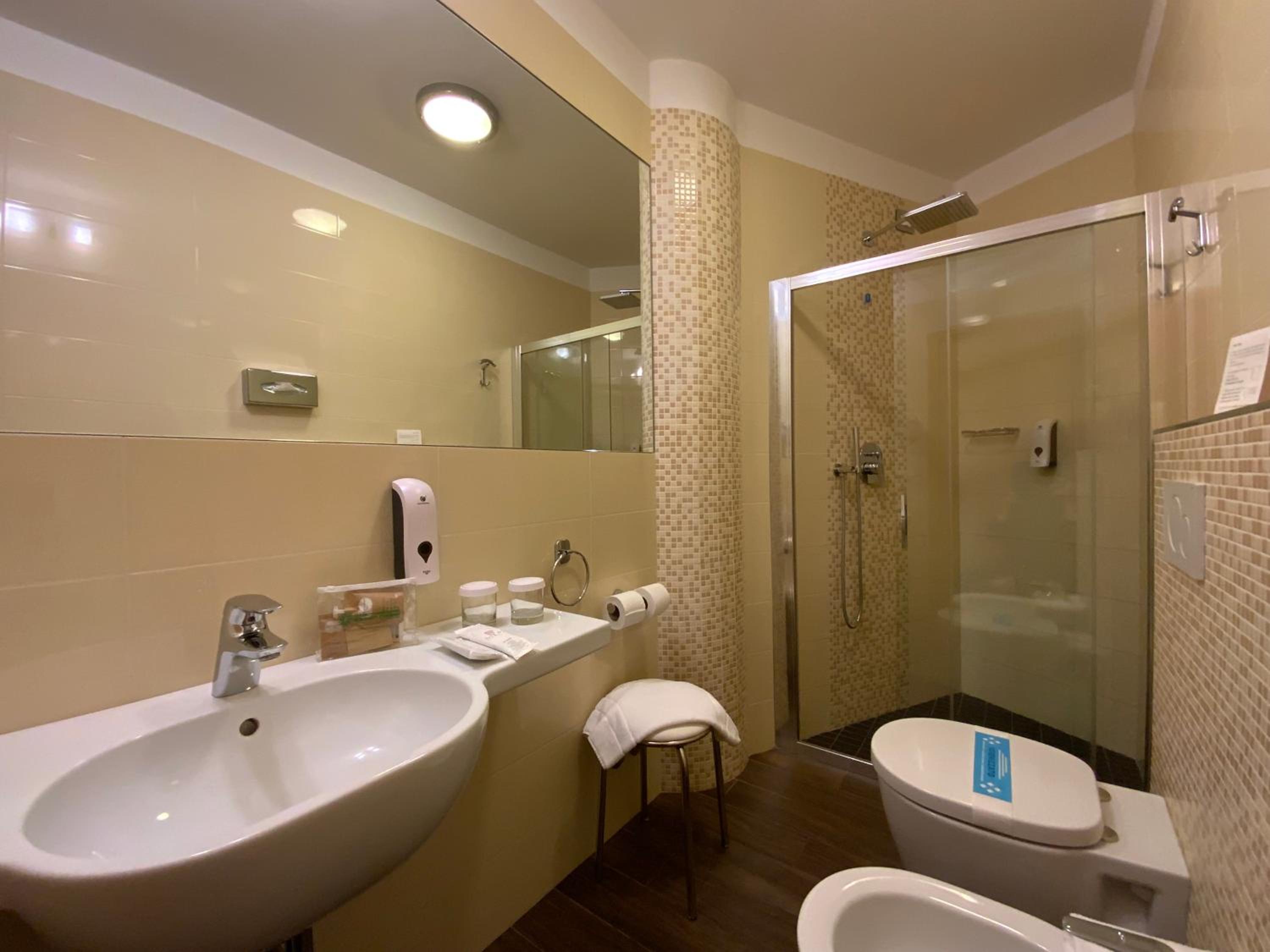 Deluxe Double Room - Photo 10