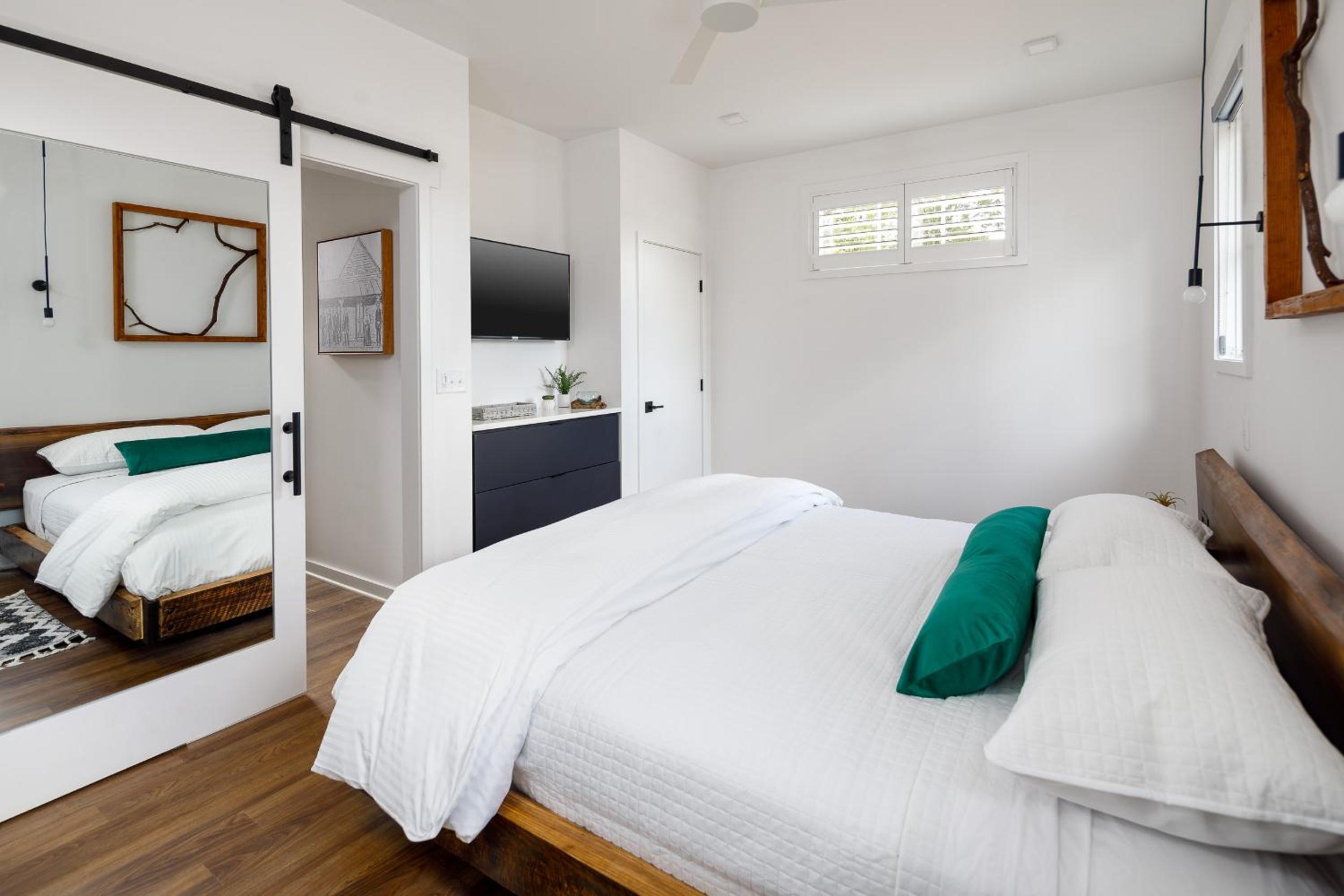 Deluxe King Suite - Photo 2