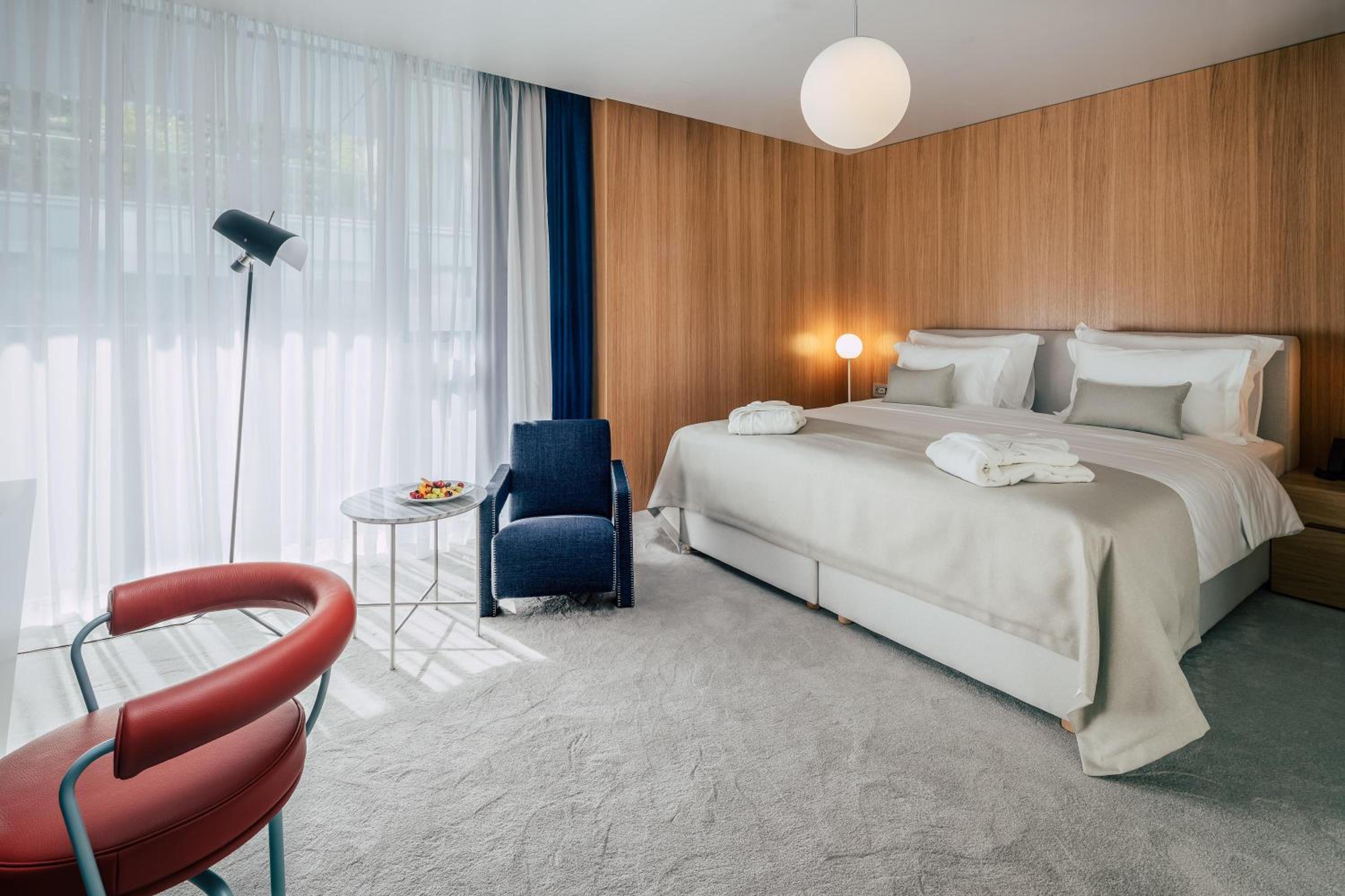 Premium Double Room – Atrium View - Photo 2