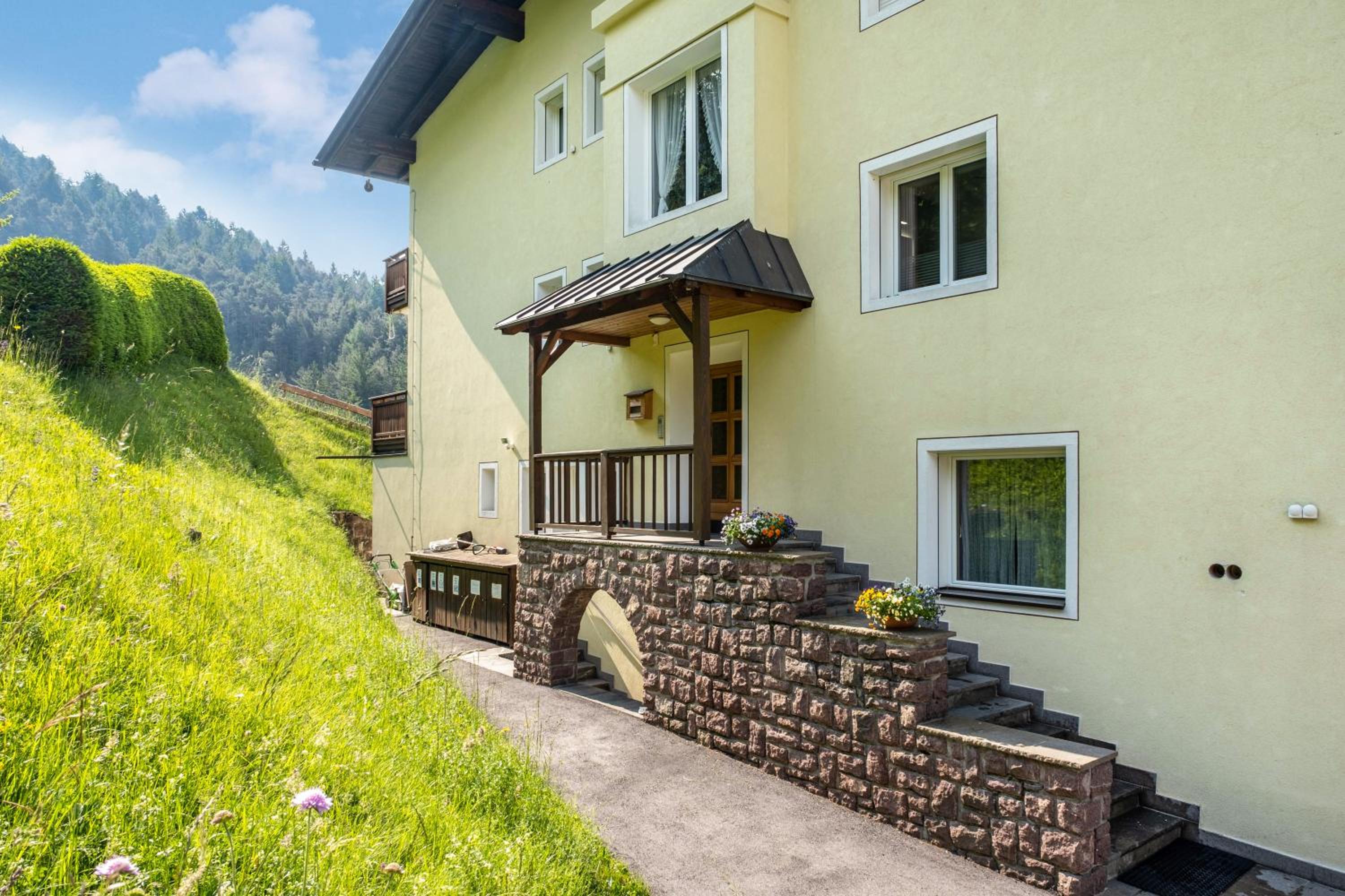 Two-Bedroom Deluxe Apartment with Garden View photo 3