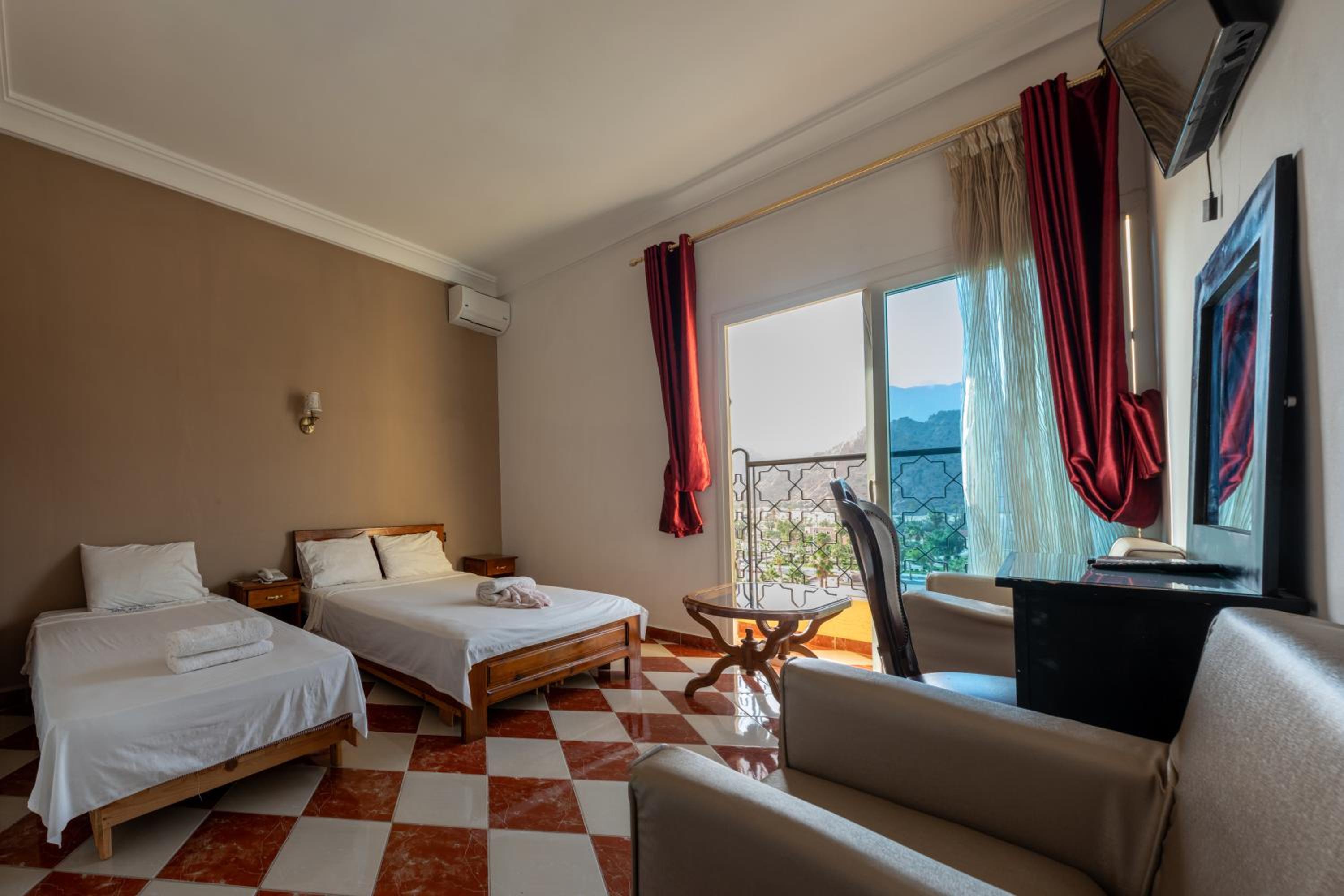 Triple Room with Balcony - Photo 2