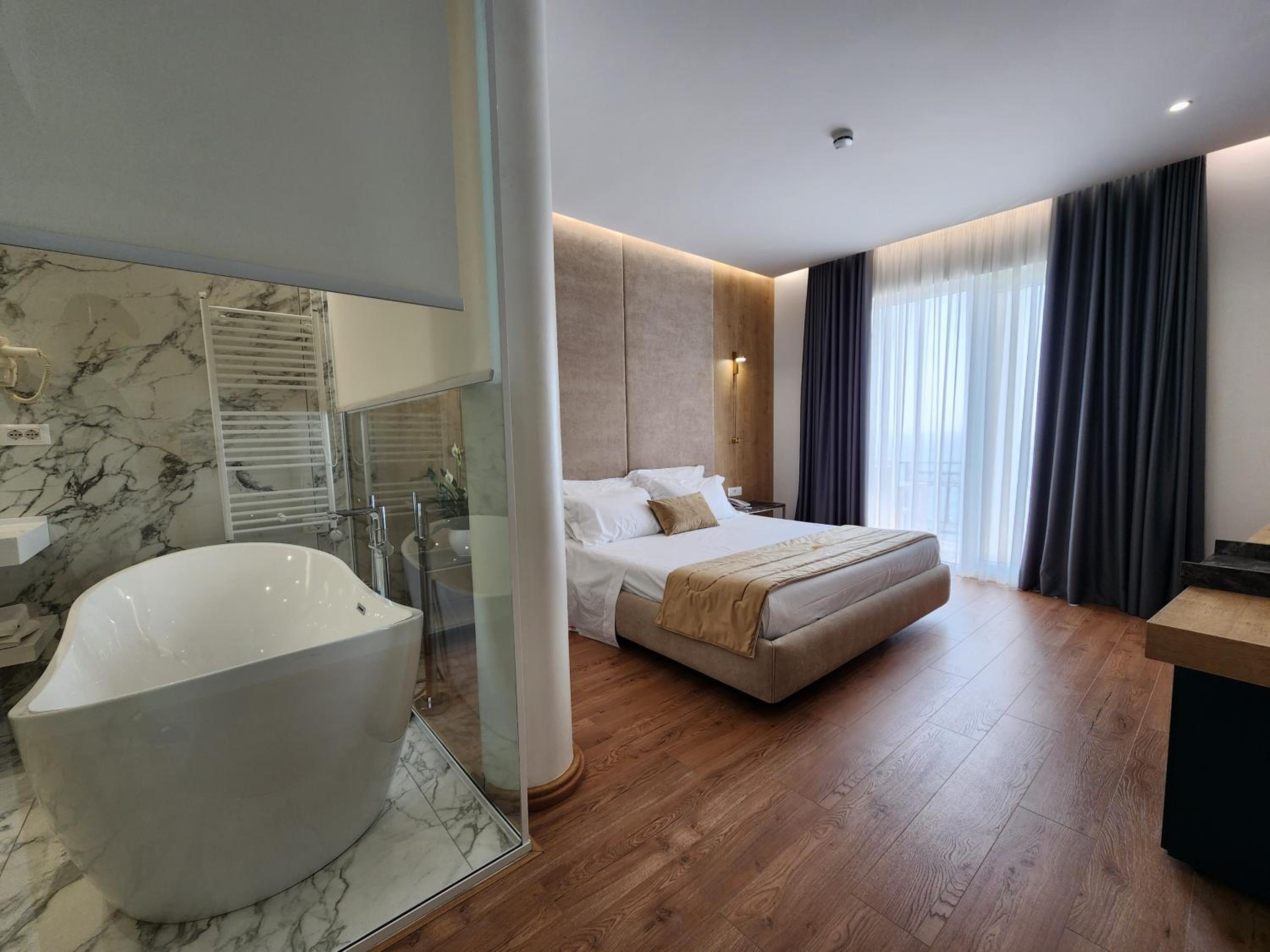Deluxe Double Room with Balcony and Sea View
