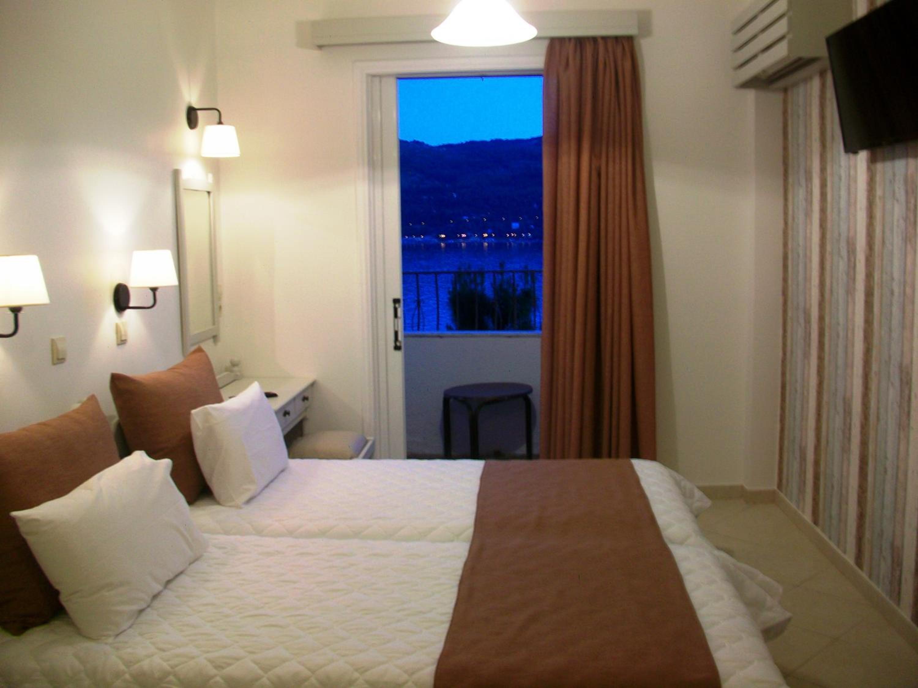 Double or Twin Room - Sea Front 1st floor photo 2