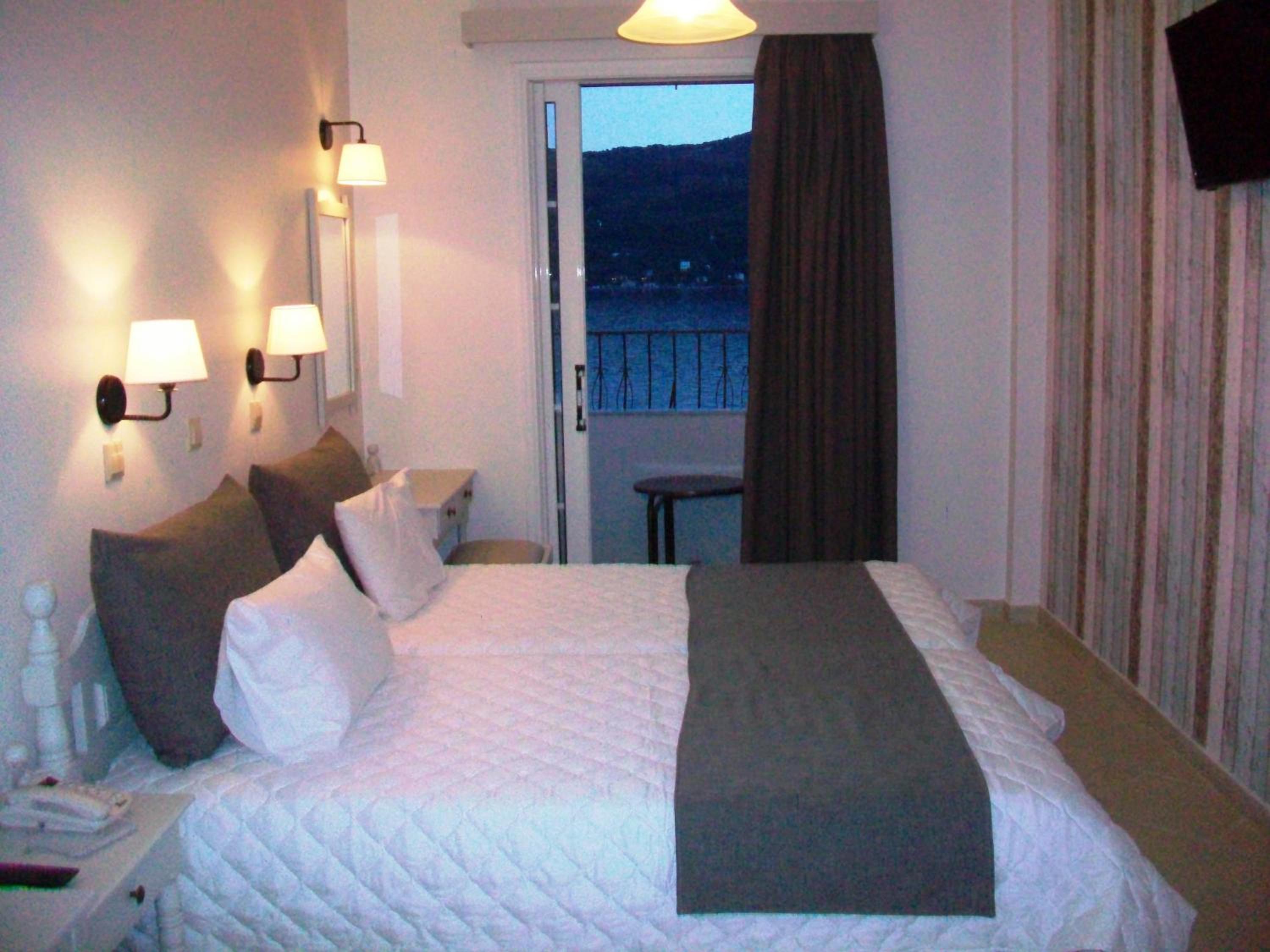 Double or Twin Room - Sea Front 1st floor photo 3