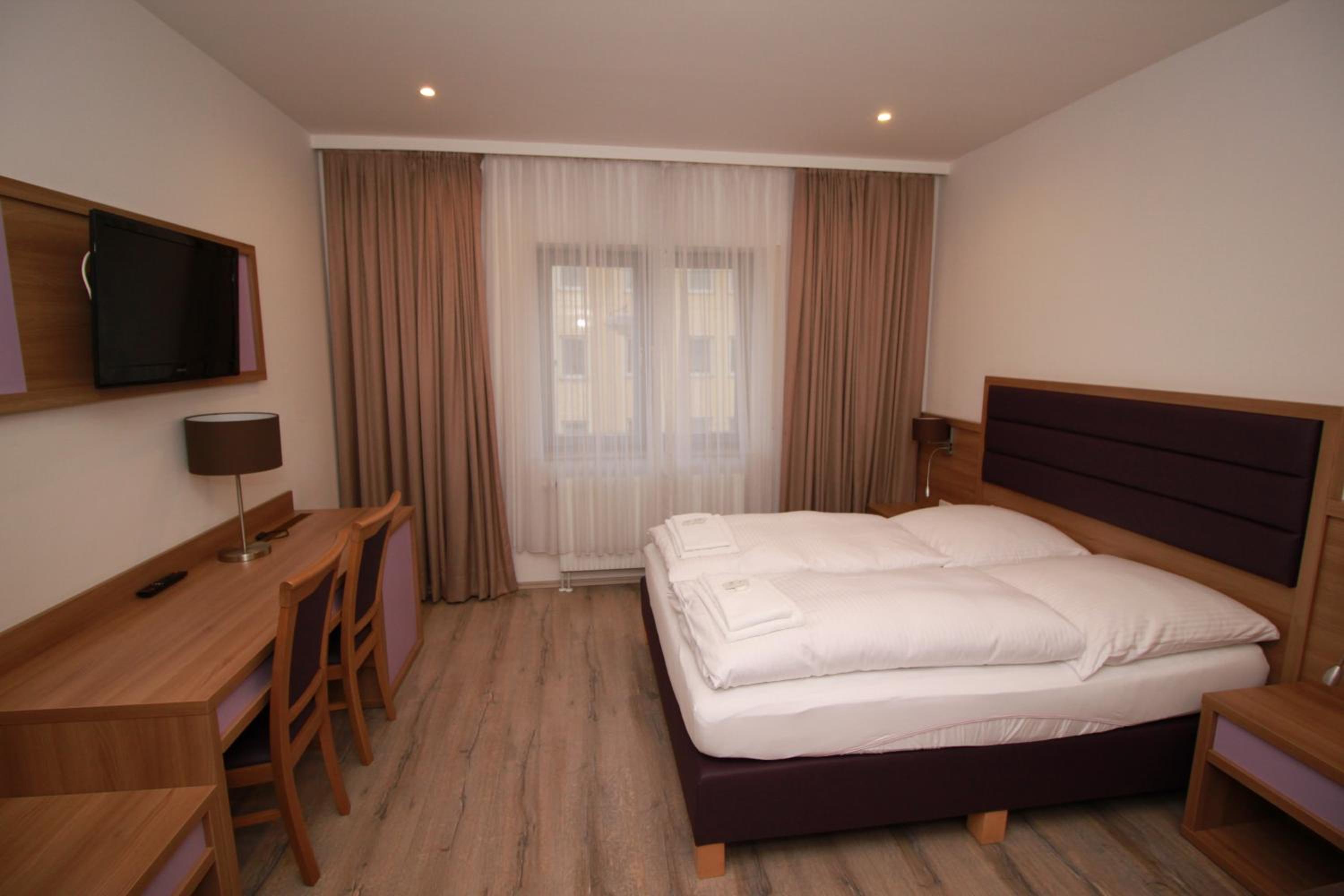 Double Room with Shared Bathroom photo 2