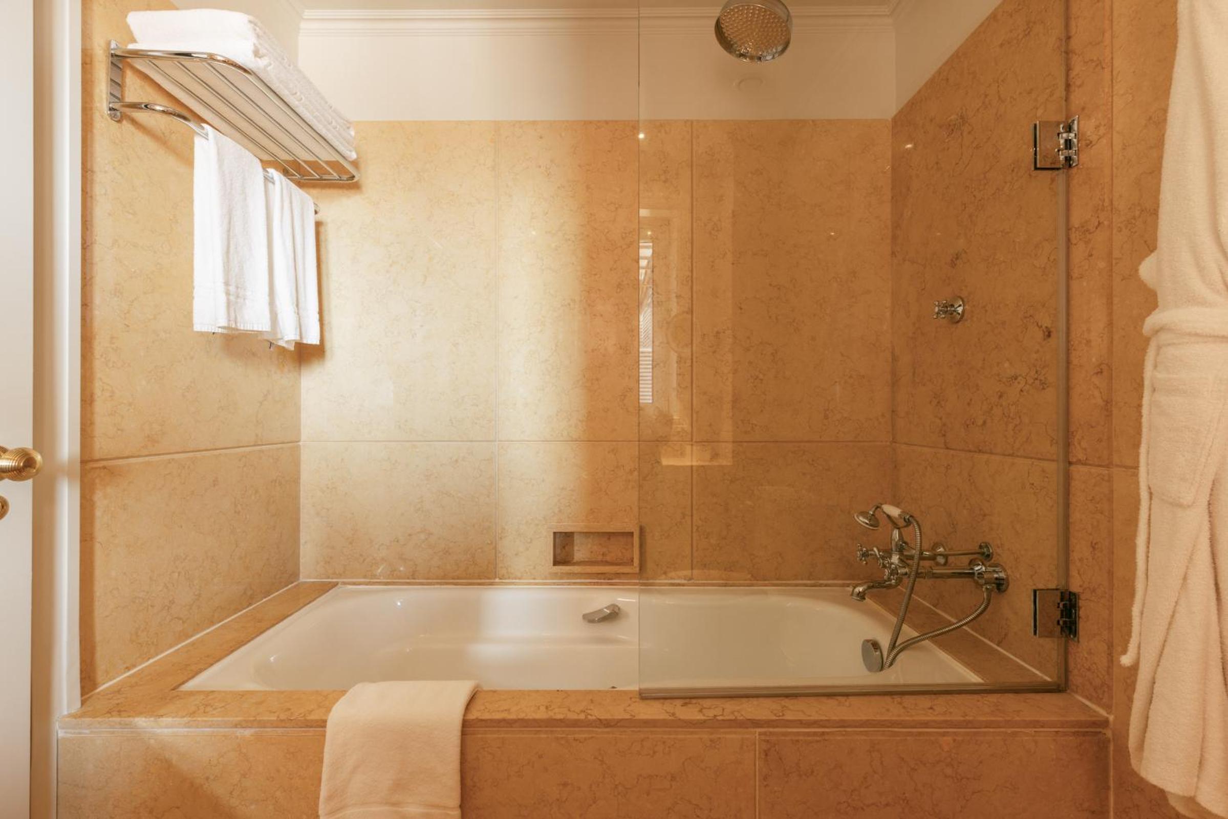 Premium Suite (Non Smoking) thumbnail 6
