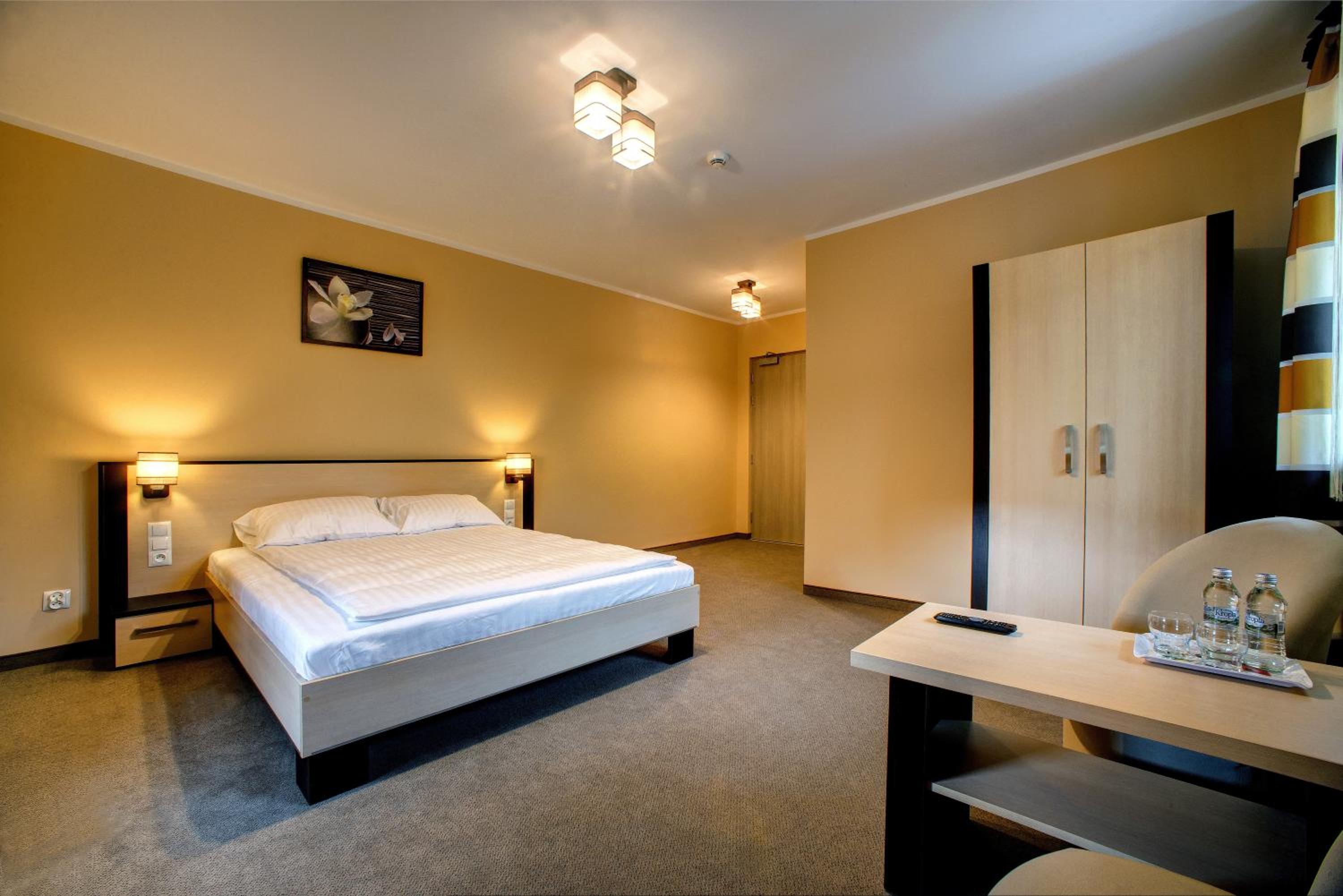 Large Double Room - Photo 1