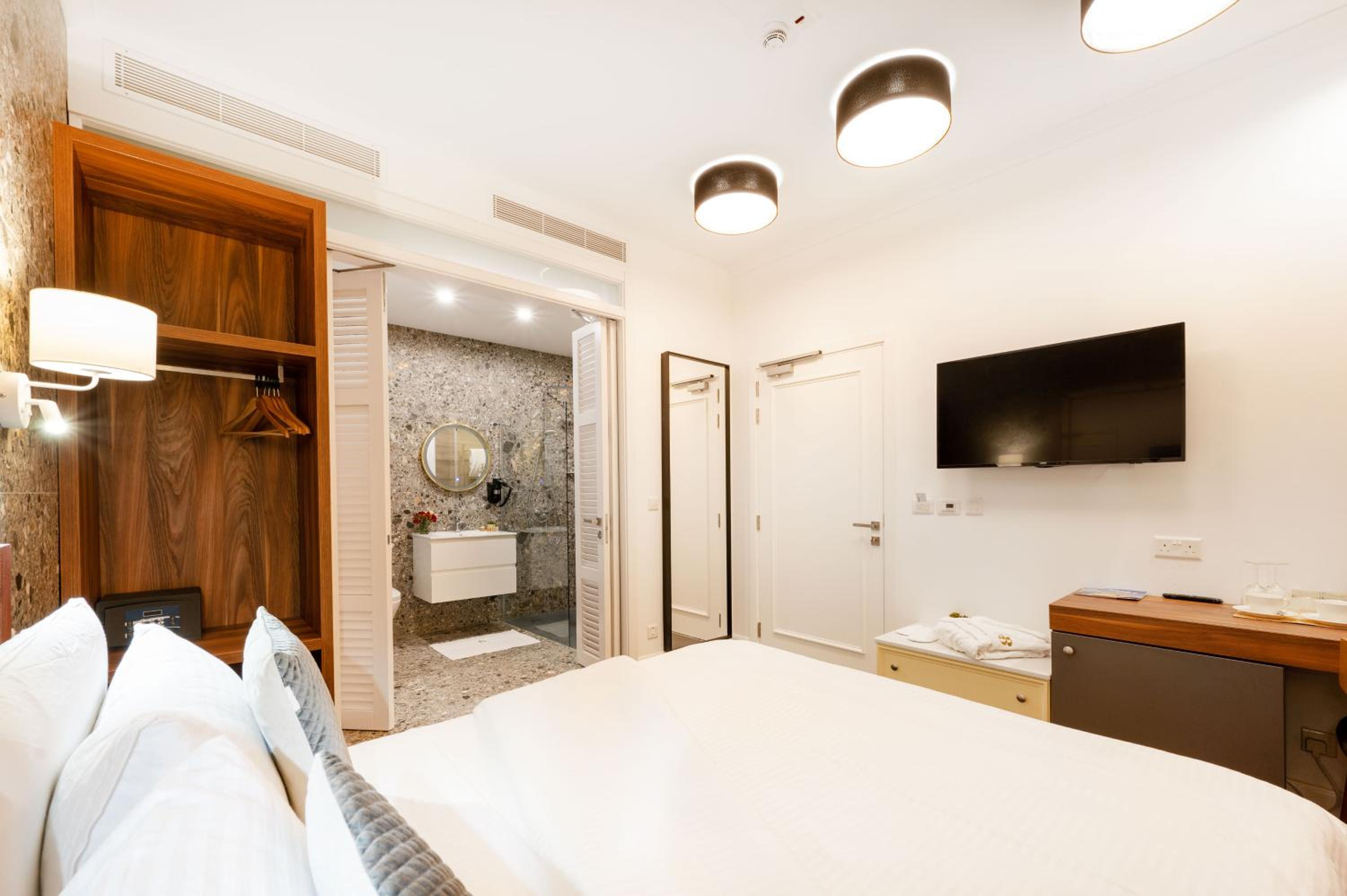 Deluxe Double Room with Balcony photo 2