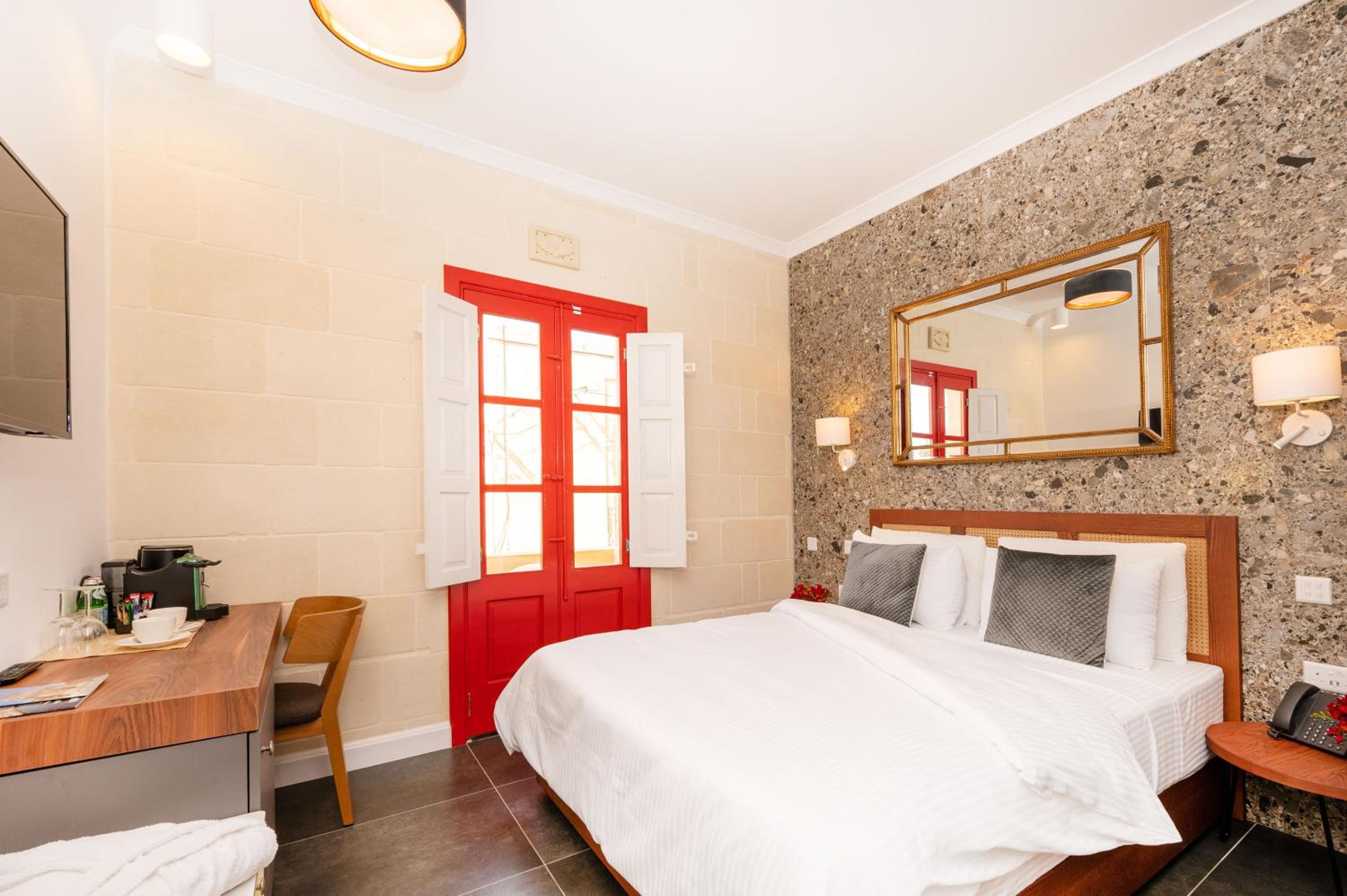 Deluxe Double Room with Balcony photo 3