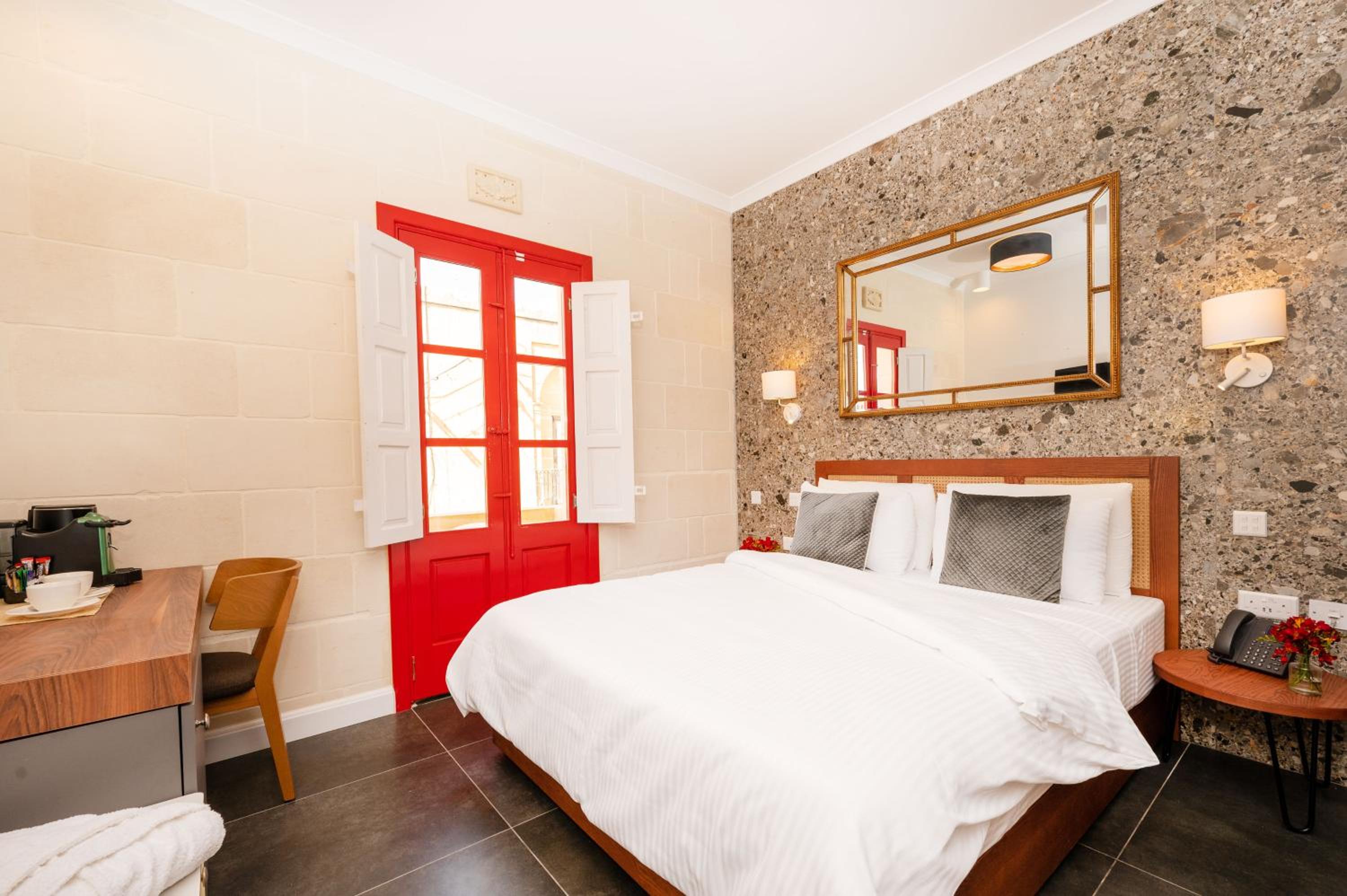 Deluxe Double Room with Balcony photo 3