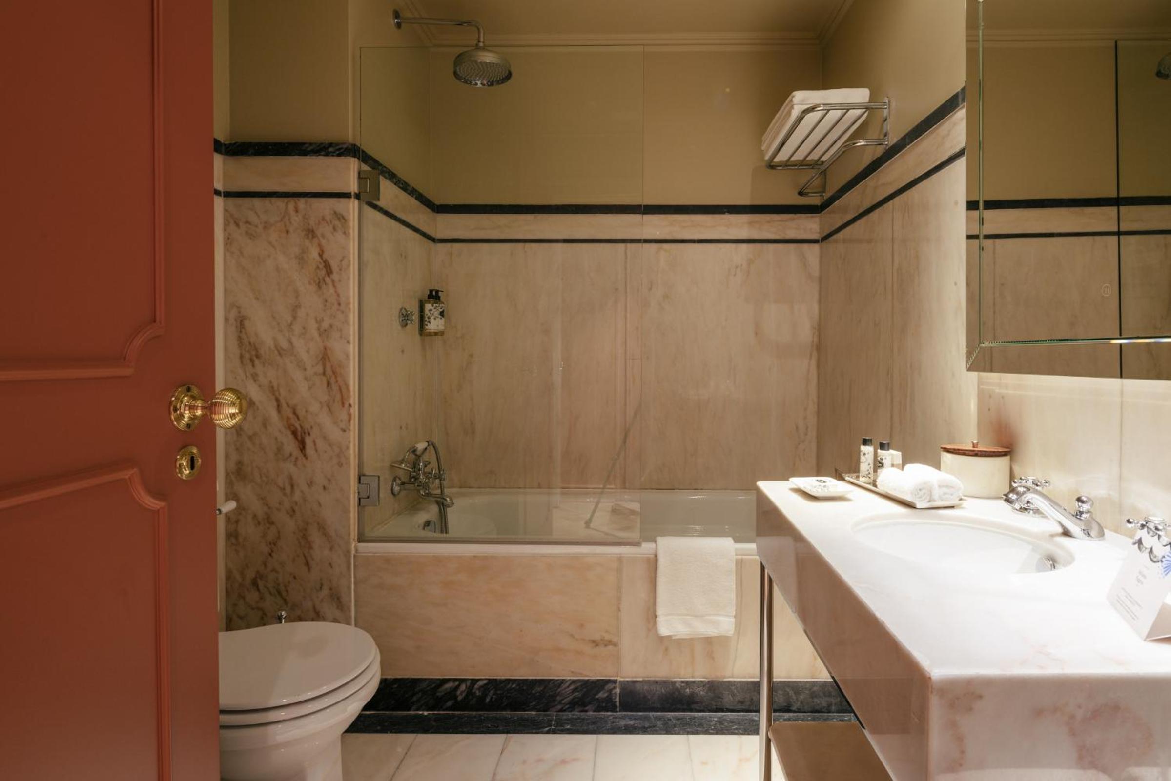 Superior Room - Photo 8
