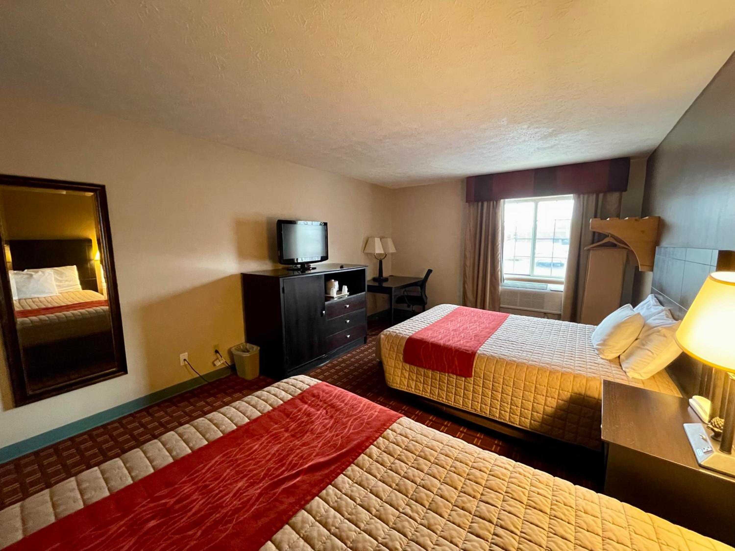 Queen Room with Two Queen Beds - Photo 3